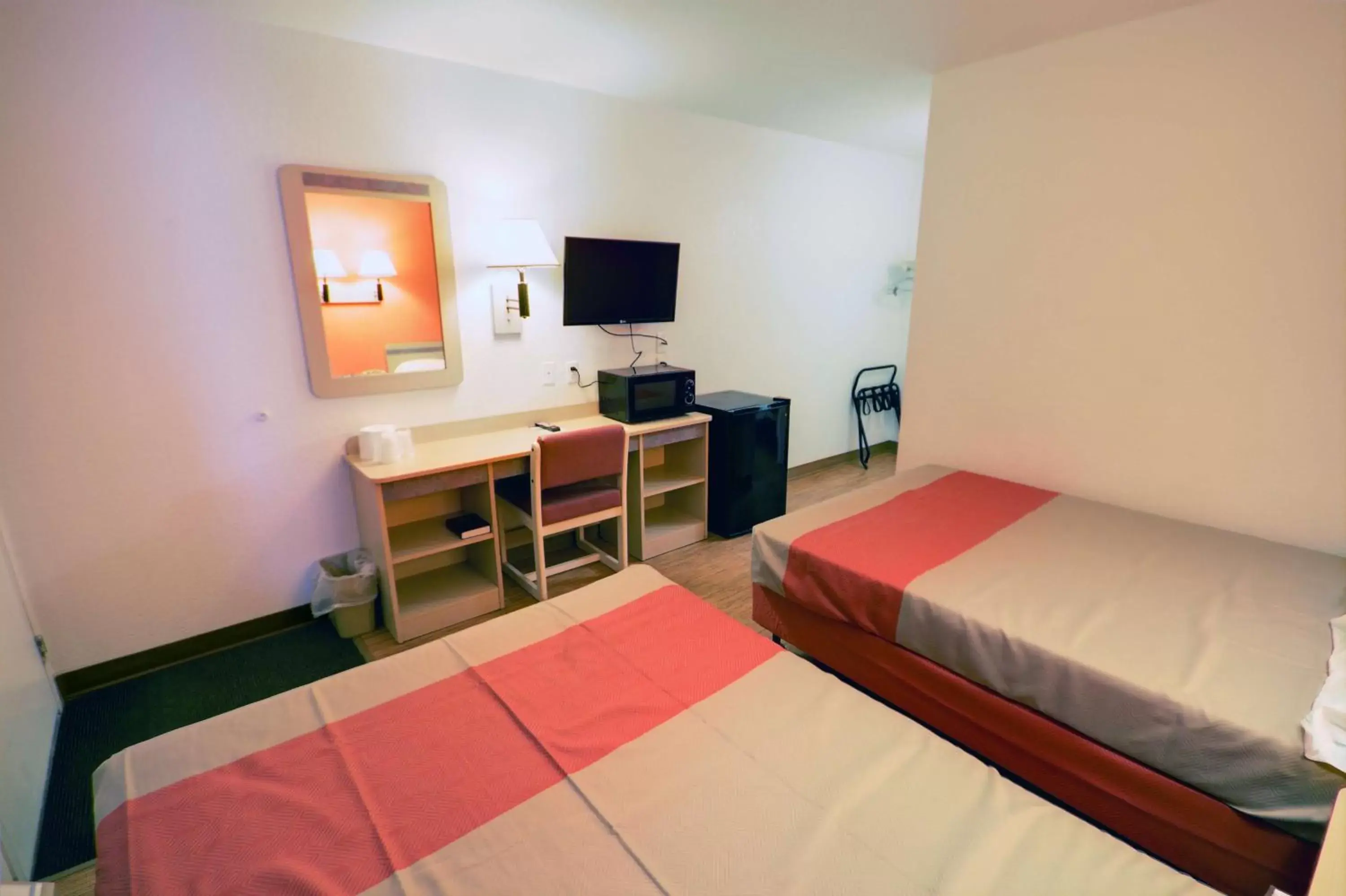 TV and multimedia, Bed in Motel 6-Alamogordo, NM
