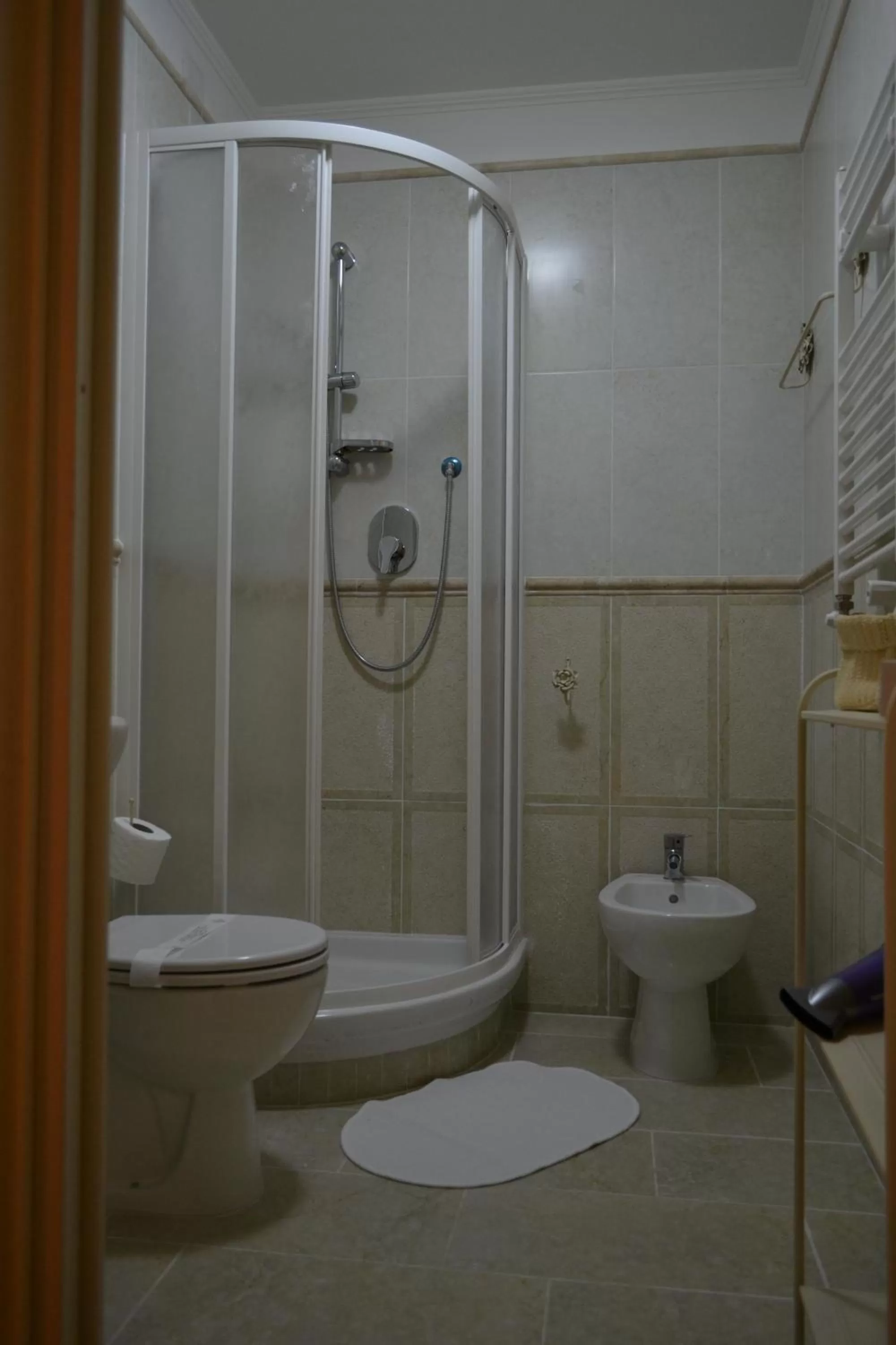 Bathroom in Tucci's Roma Guest House