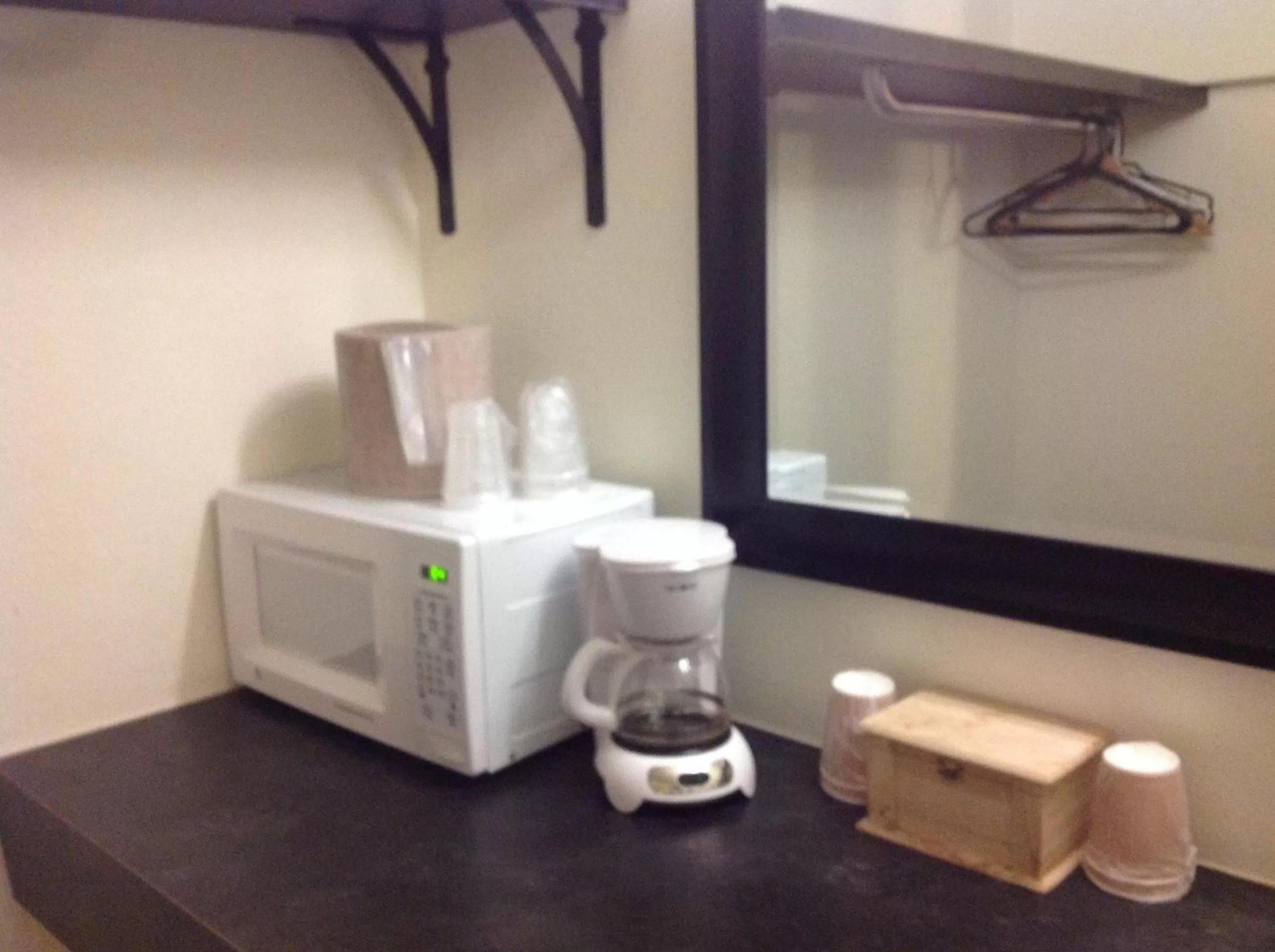 Coffee/tea facilities in Highlander Motel