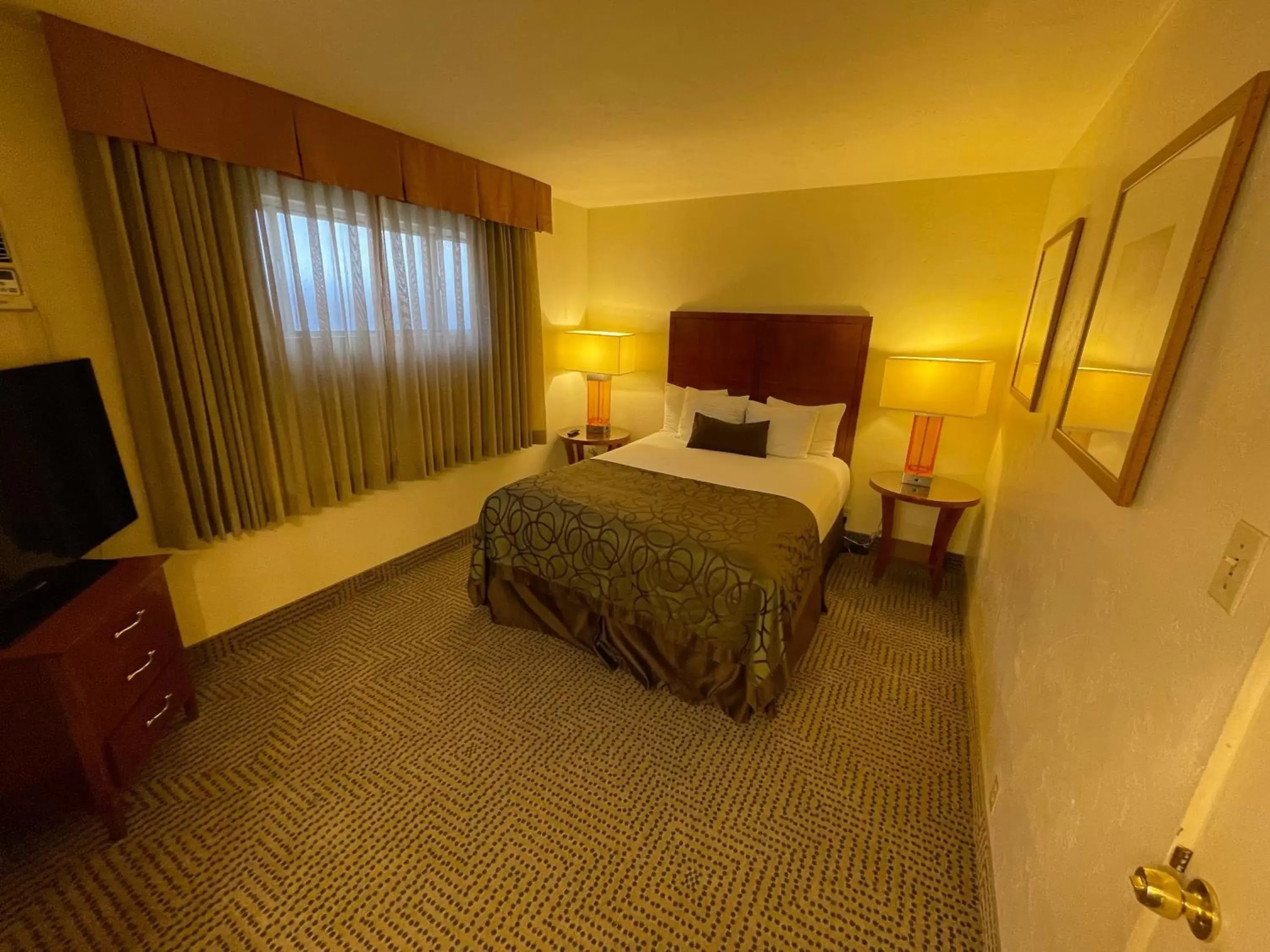 Bedroom, Bed in Coronado Motor Hotel, a Travelodge by Wyndham