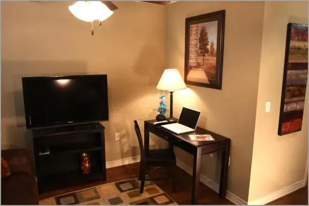 Living room, TV/Entertainment Center in Eagle's Den Suites Cotulla a Travelodge by Wyndham