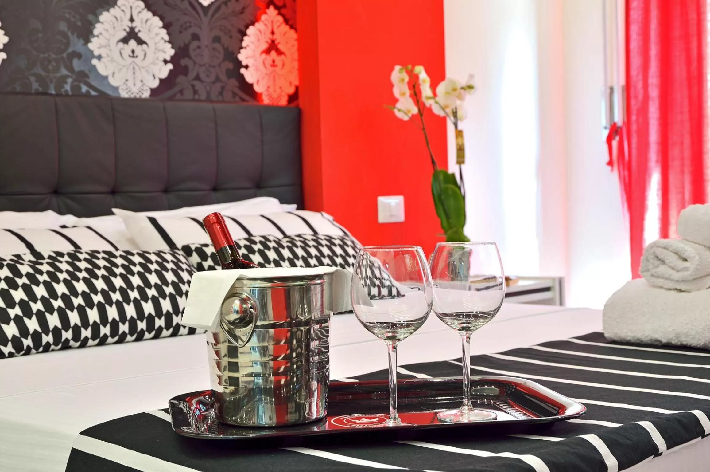 Bedroom, Bed in Black & White G&G