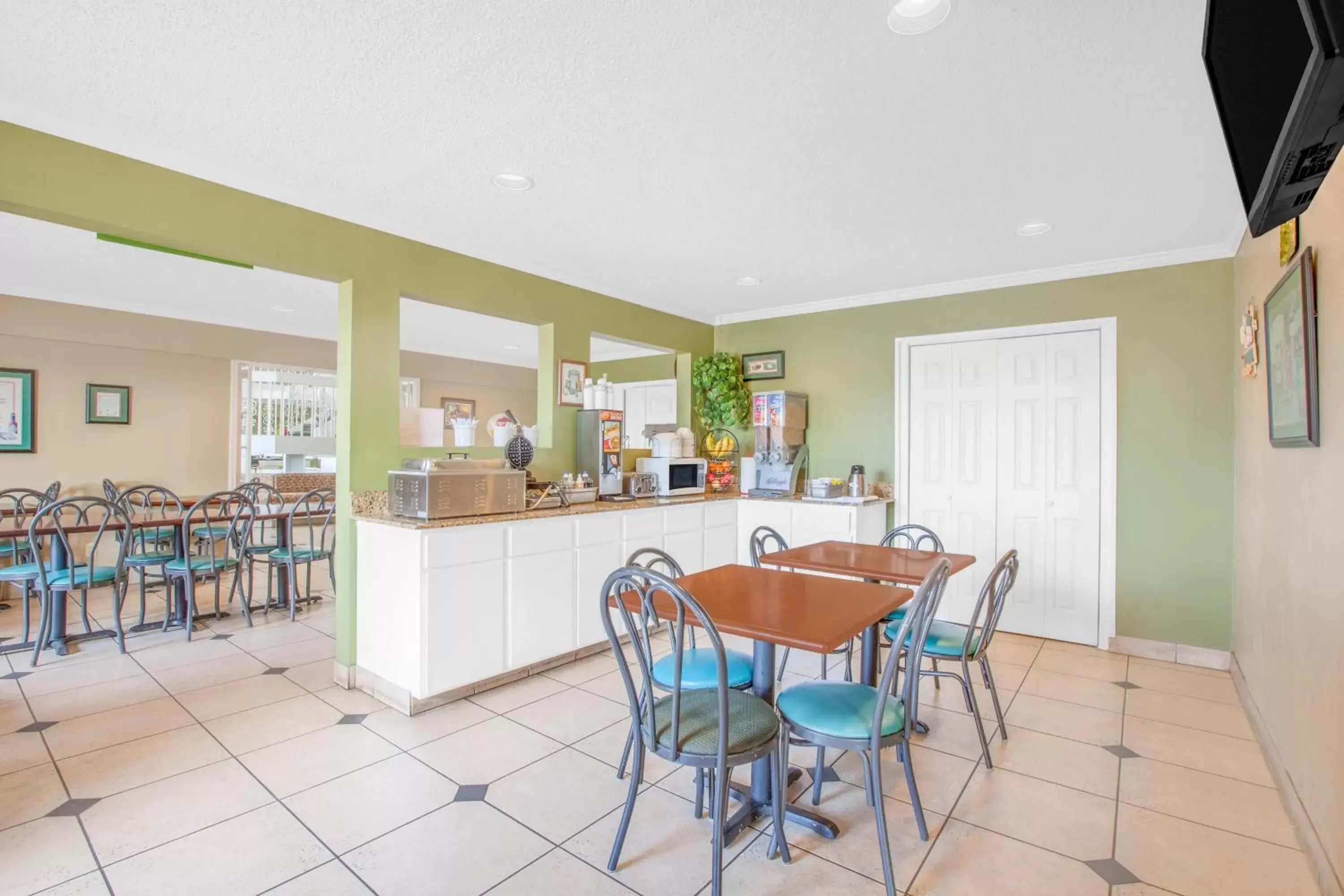 Restaurant/places to eat in Super 8 by Wyndham New Iberia Restaurant/places to eat in Super 8 by Wyndham New Iberia