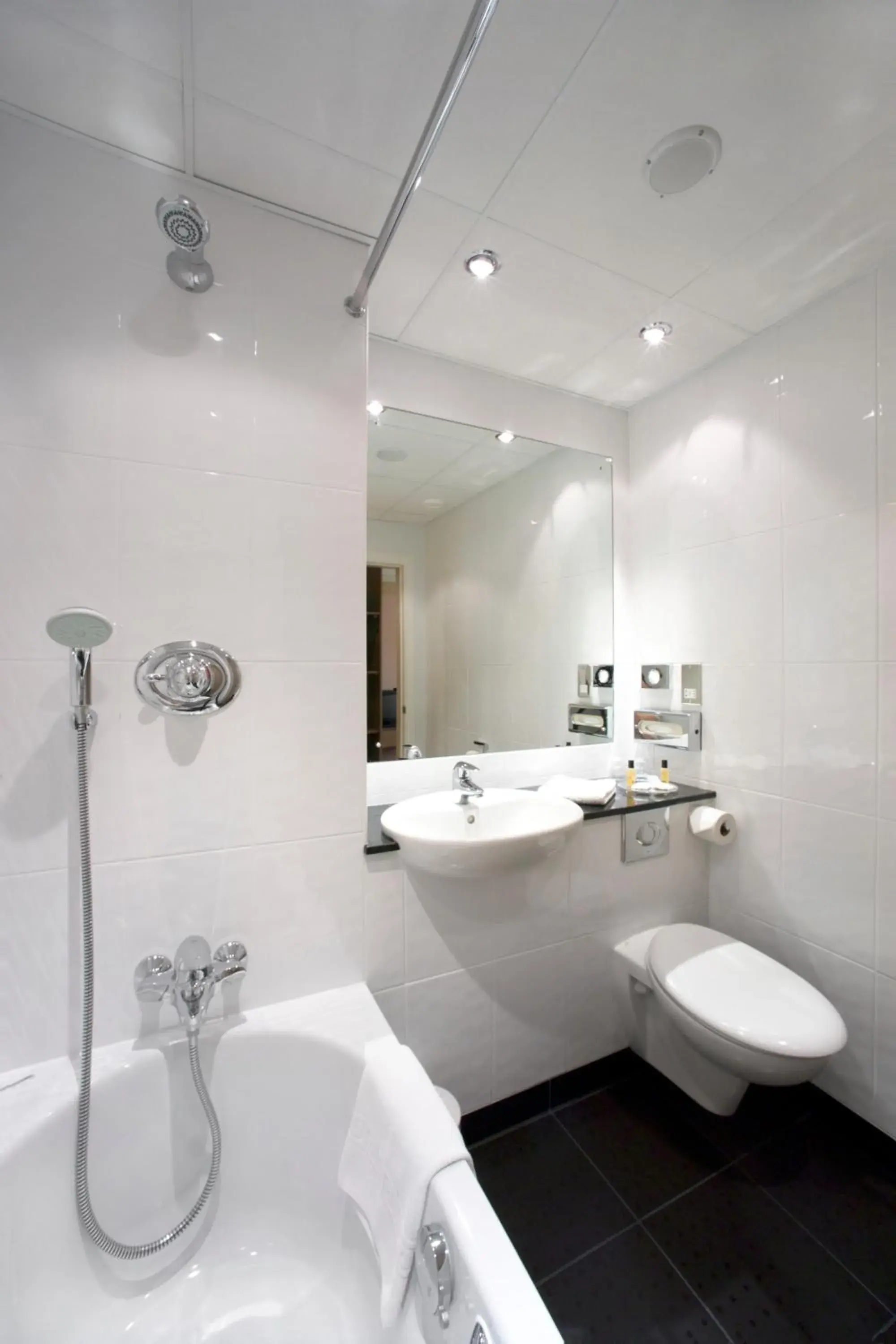 Shower, Bathroom in Best Western Plus Milford Hotel