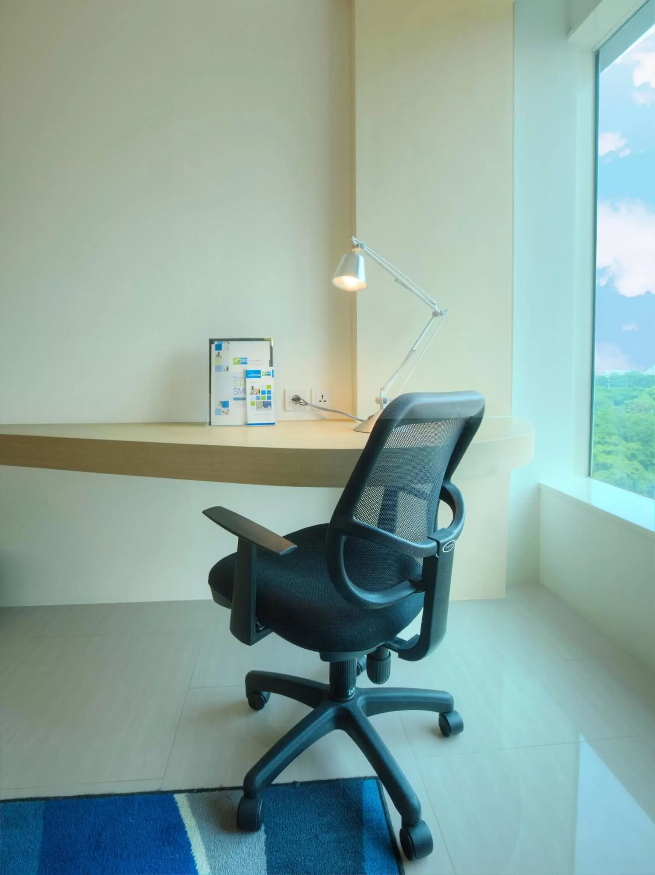 Seating area in Holiday Inn Express Jakarta International Expo, an IHG Hotel