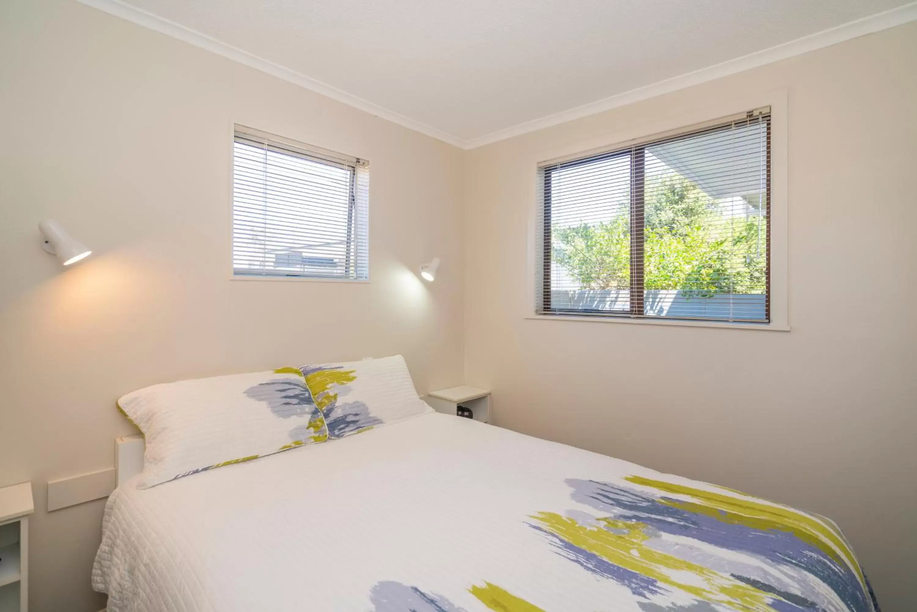 Bedroom, Bed in The Oceanside Motel Bedroom, Bed in The Oceanside Motel