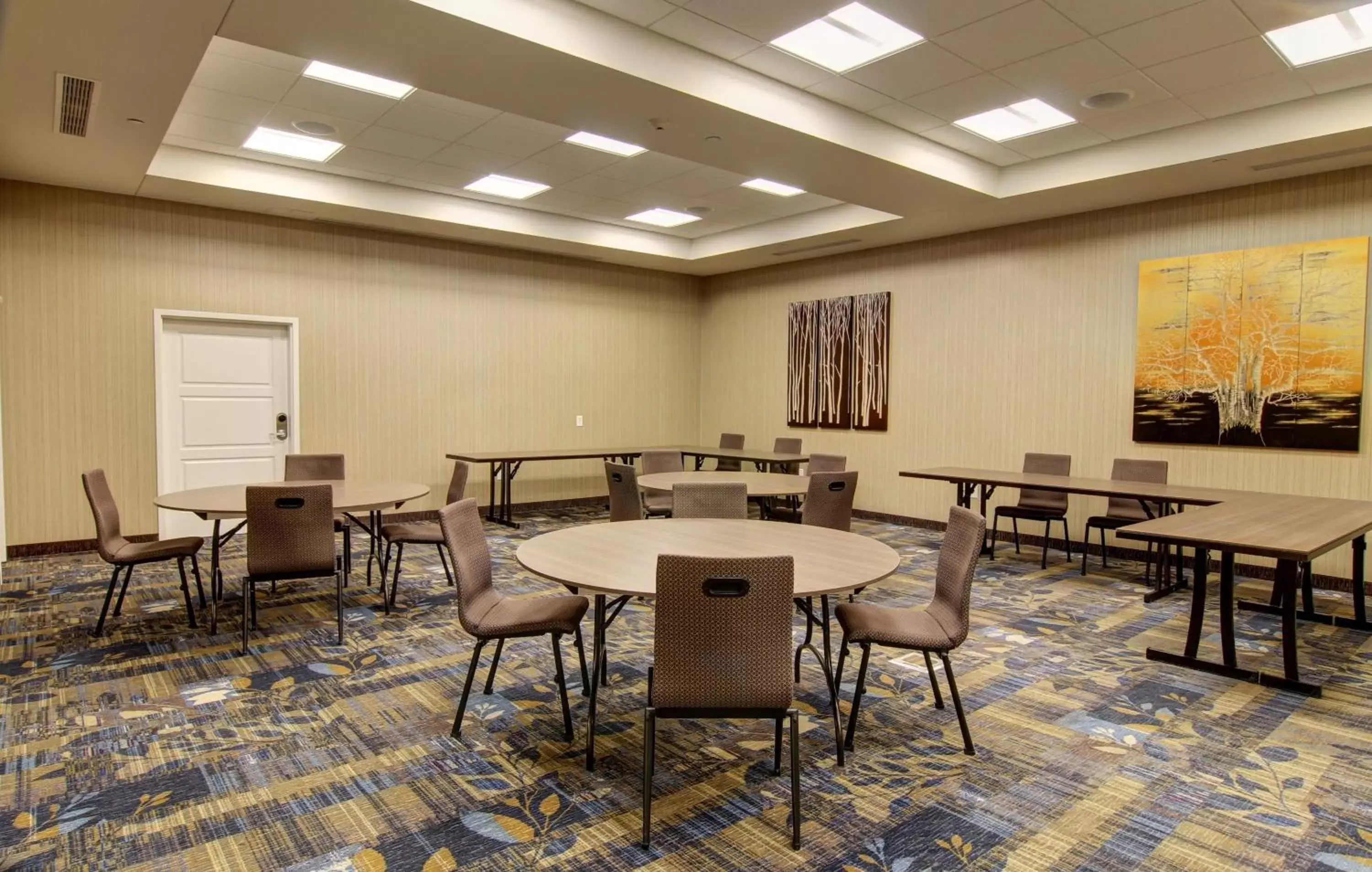 Meeting/conference room in Holiday Inn Express Fargo SW I94 Medical Center, an IHG Hotel