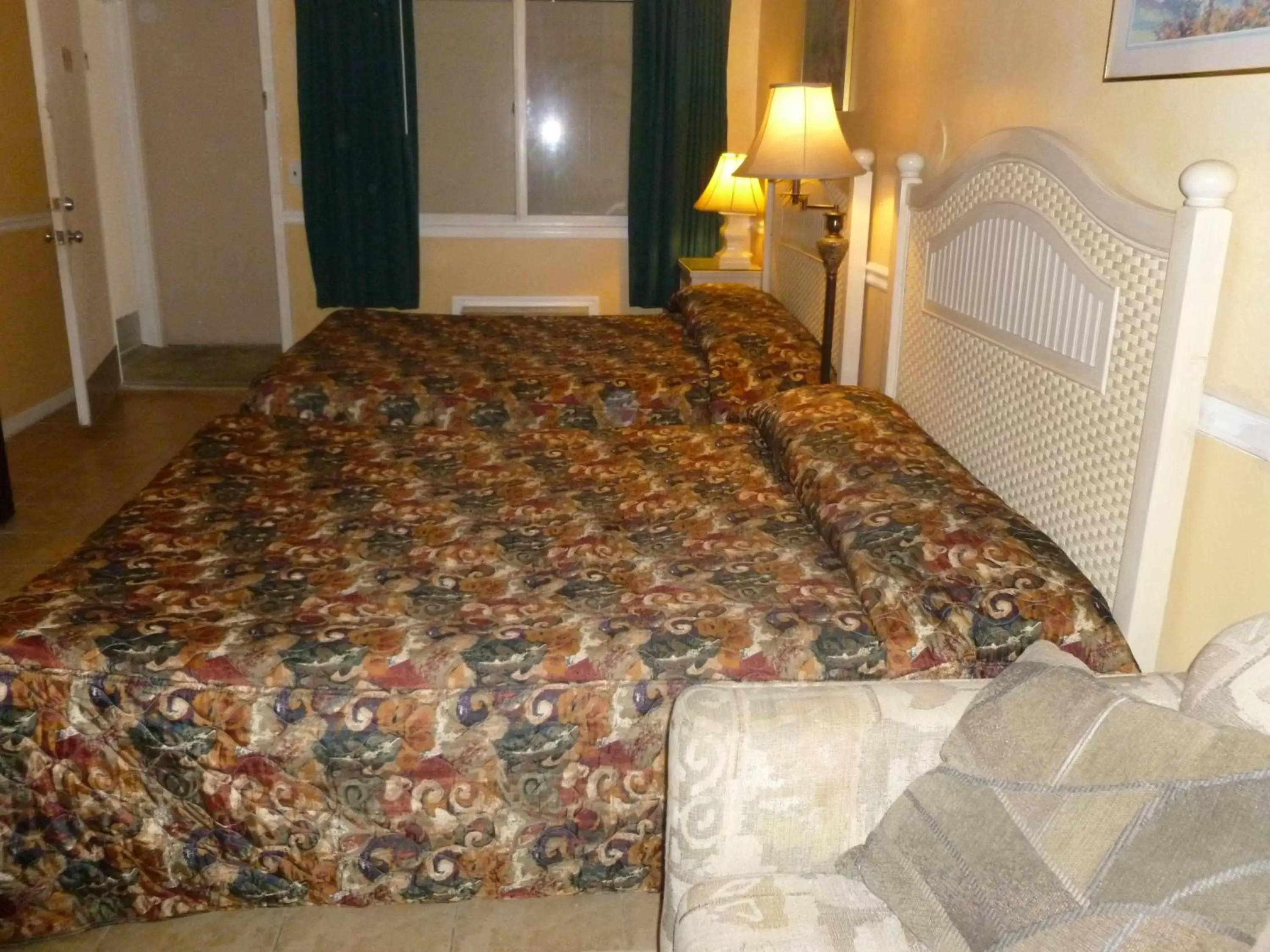 Bed in Bay Breeze Motel