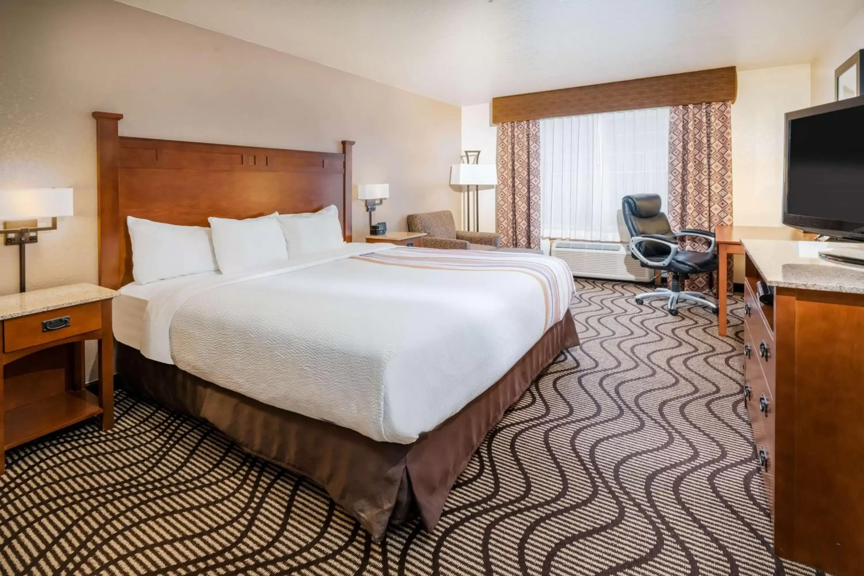 Photo of the whole room, Bed in Best Western Plus Riverfront Hotel and Suites