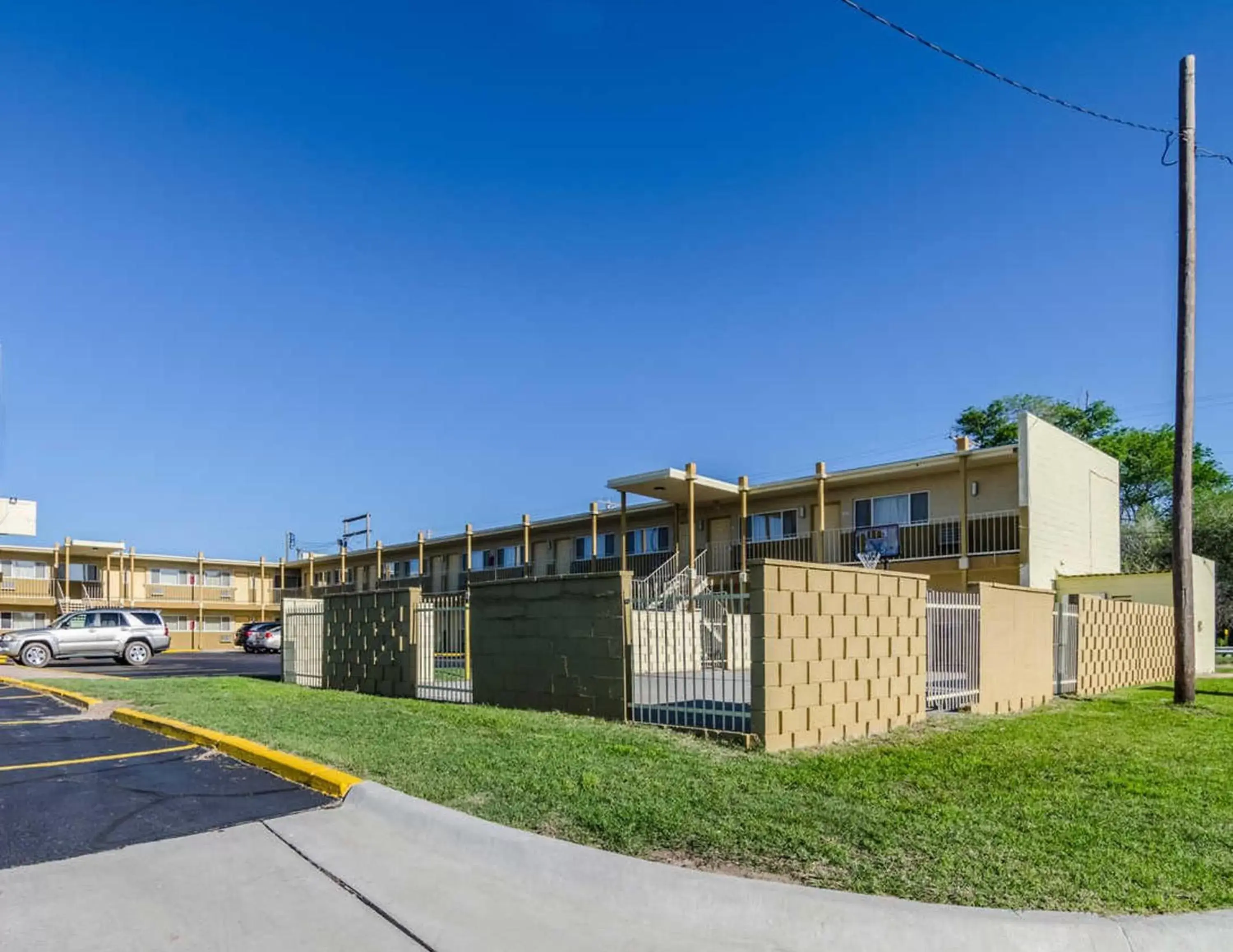 BBQ facilities, Property Building in Executive Inn Dodge City, KS