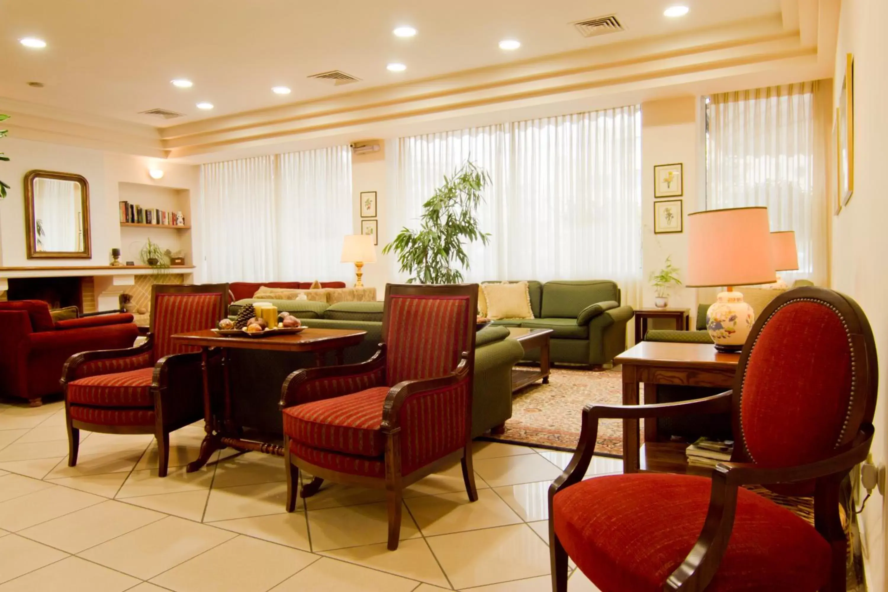 Seating area, Restaurant/Places to Eat in Green Hill Hotel