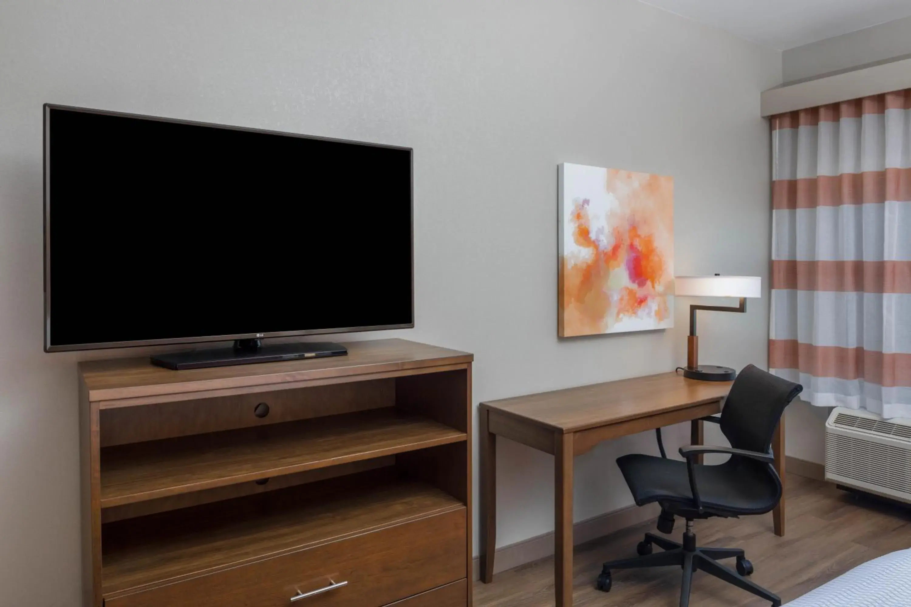 TV and multimedia, TV/Entertainment Center in La Quinta Inn & Suites by Wyndham Perry