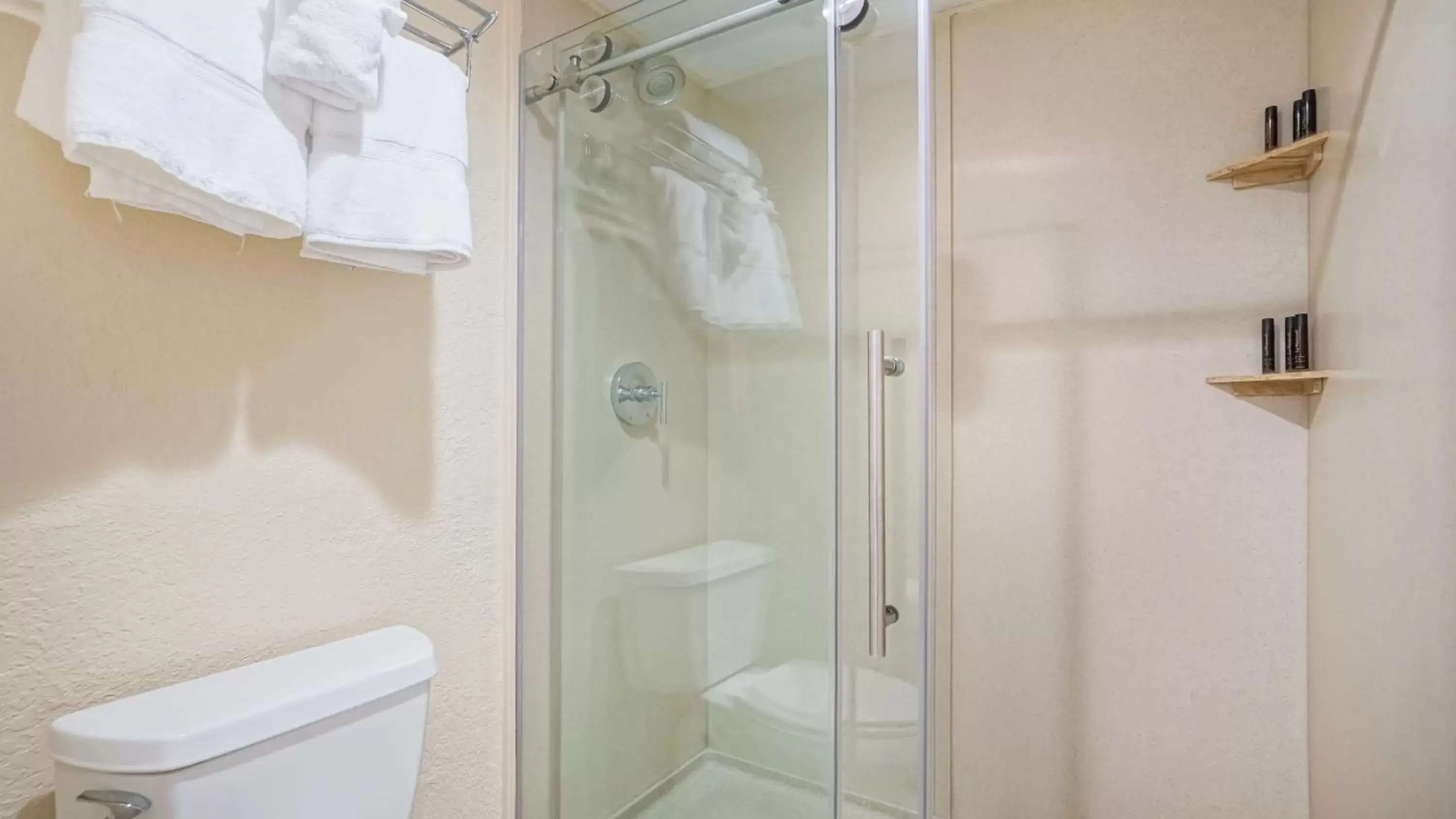 Shower, Bathroom in Glunz Ocean Beach Hotel and Resort