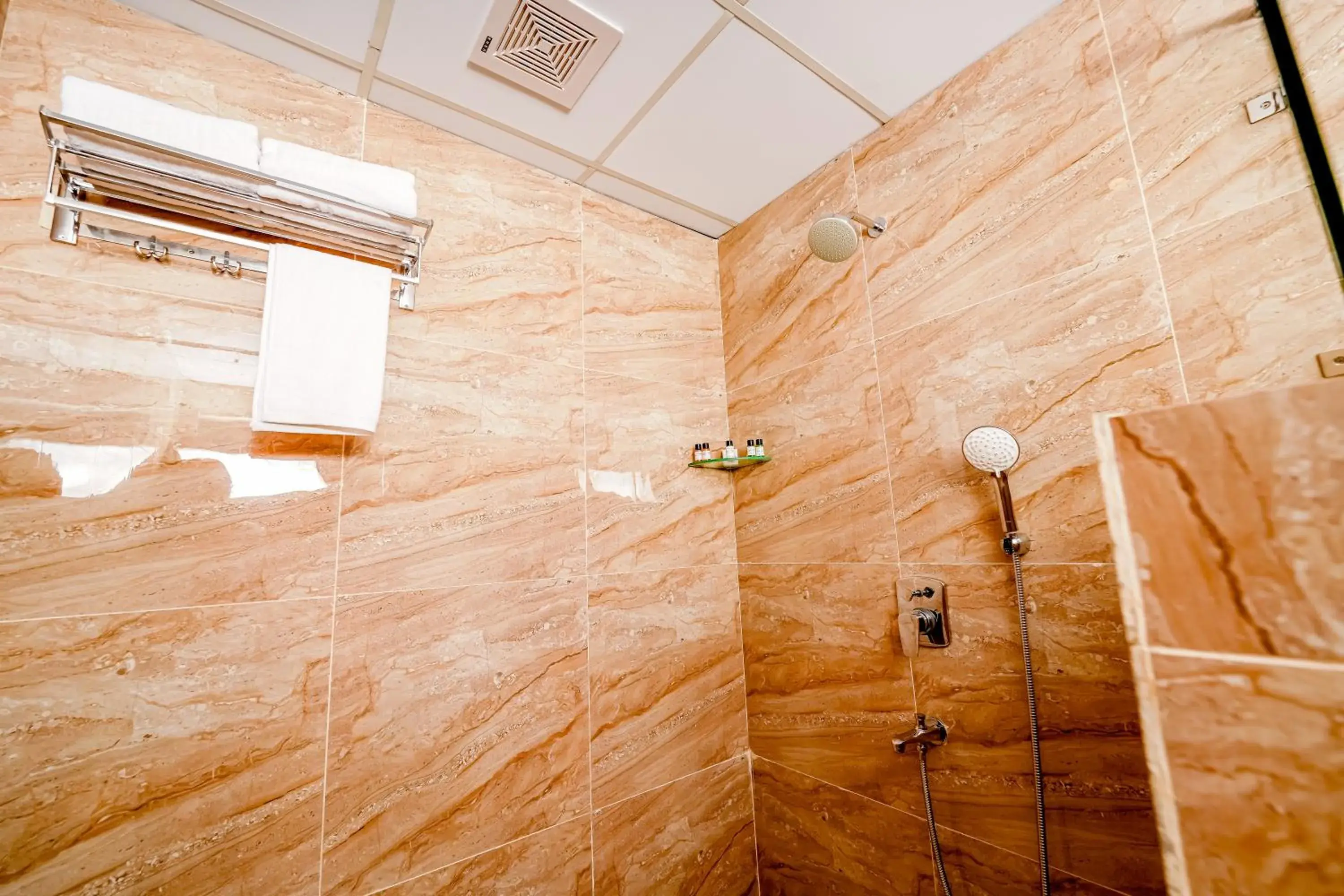 Bathroom in Casa Hotel & Suites, Gachibowli, Hyderabad