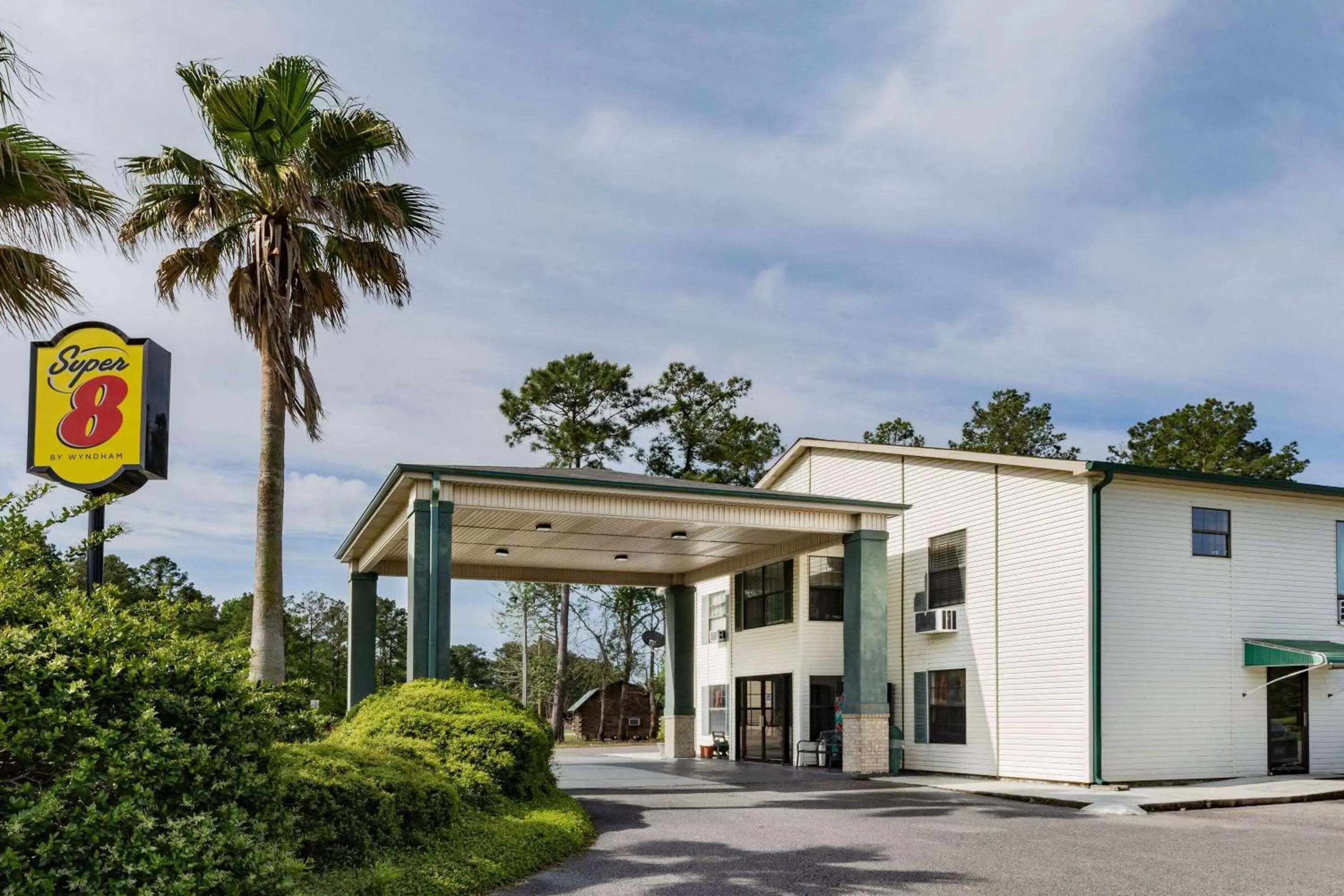 Property building in Super 8 by Wyndham Kinder/Coushatta near Casino Property building in Super 8 by Wyndham Kinder/Coushatta near Casino