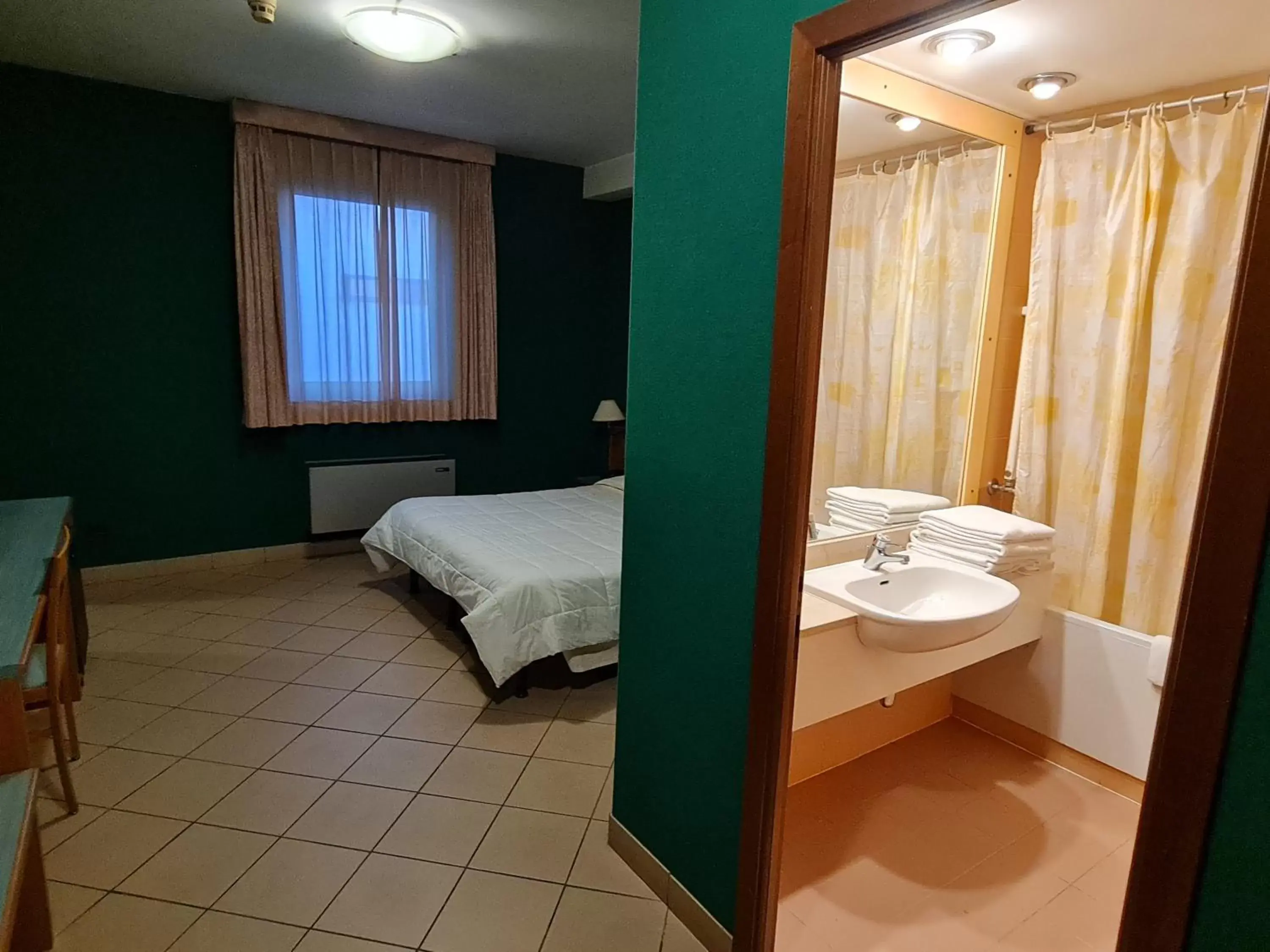 Bed, Bathroom in Modo Hotel