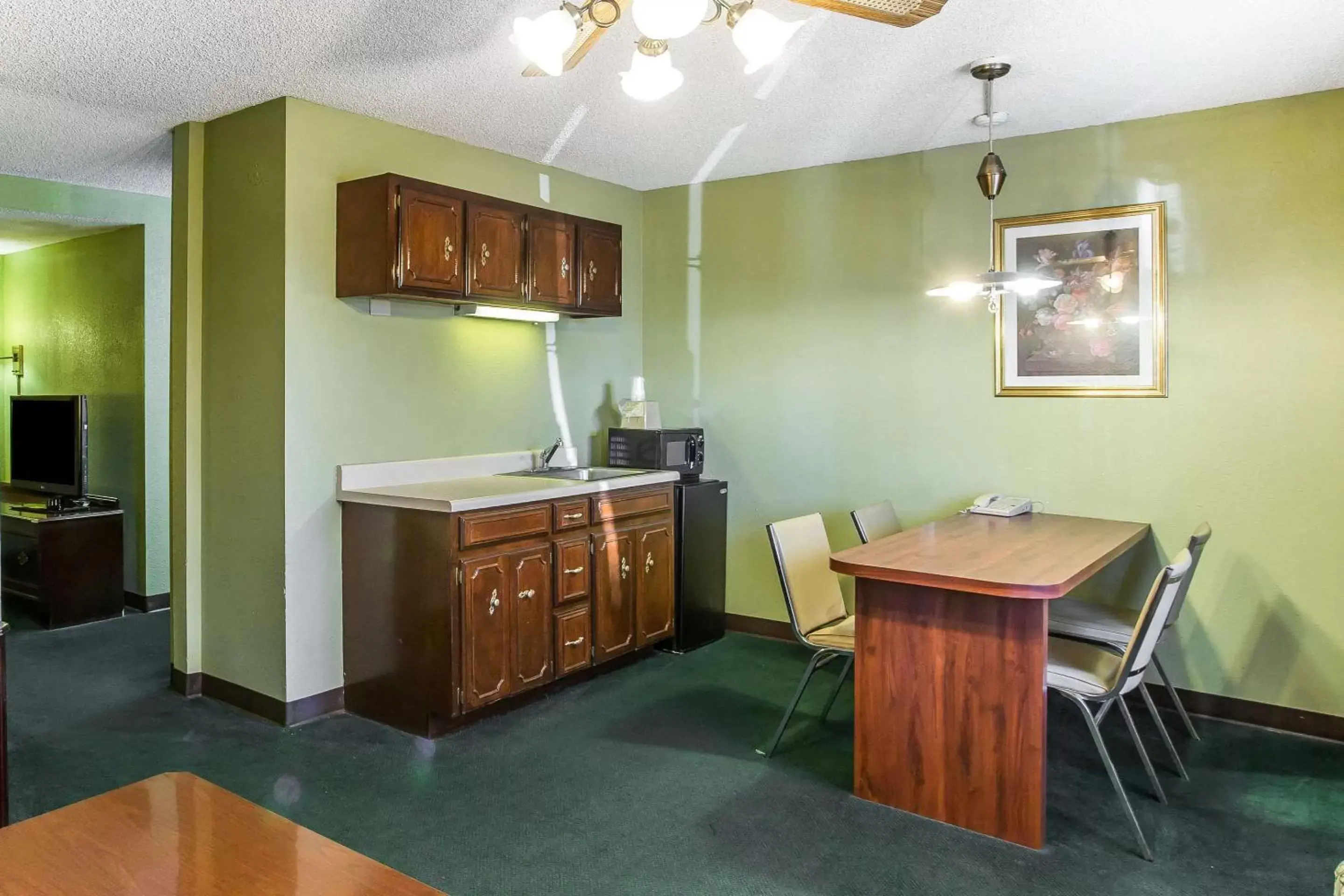 Photo of the whole room, Kitchen/Kitchenette in Rodeway Inn & Suites Smyrna