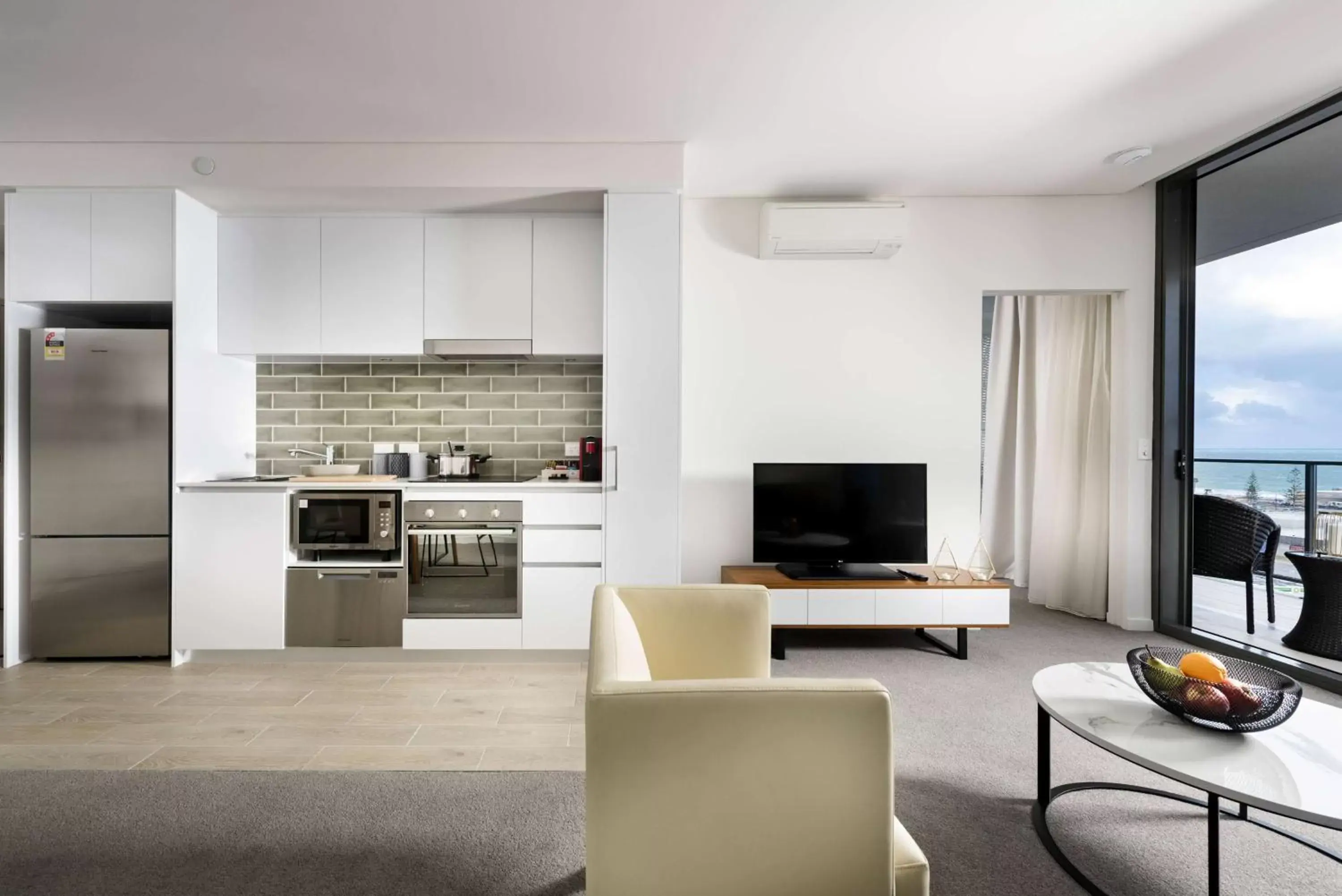 Photo of the whole room, Kitchen/Kitchenette in Ramada by Wyndham VetroBlu Scarborough Beach