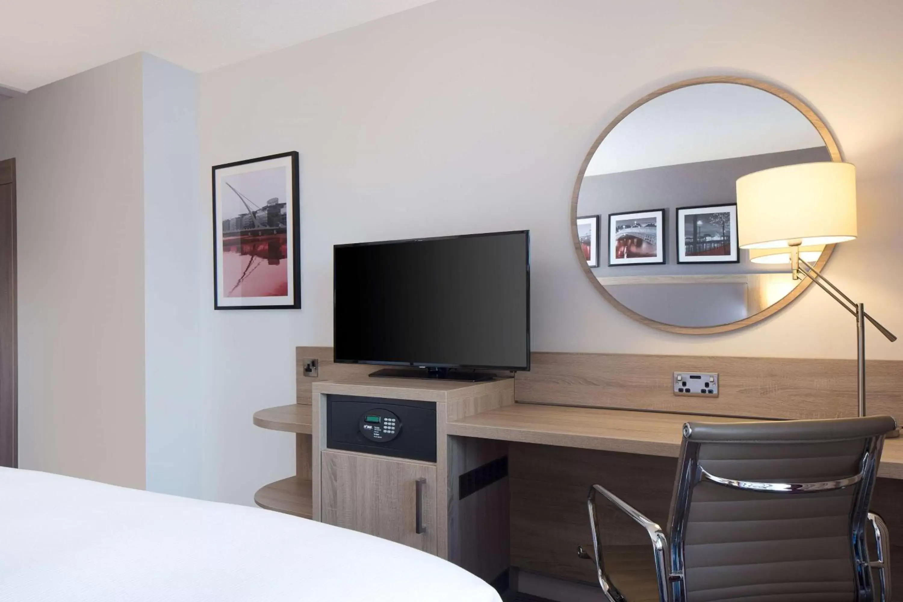 Bed, TV/Entertainment Center in Hilton Garden Inn Dublin City Centre