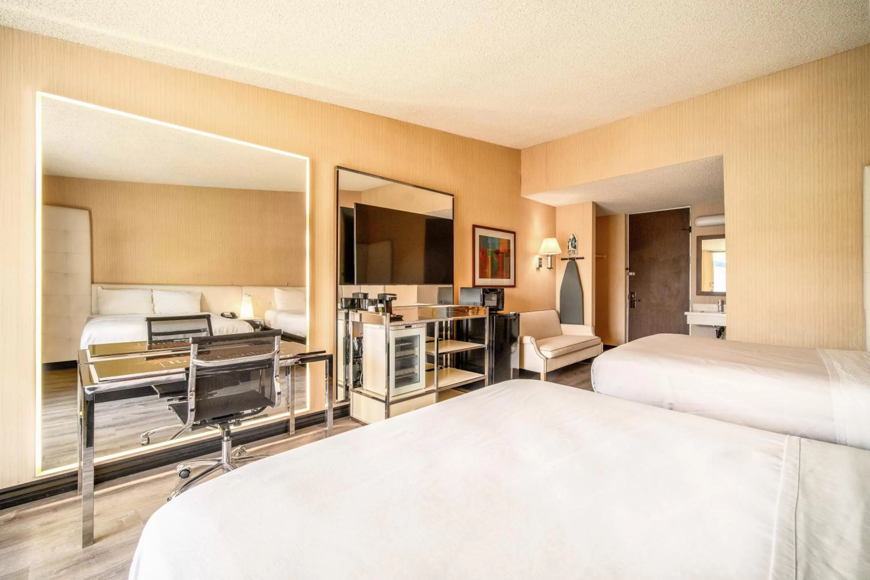 Bed in Hotel Calle Joaquin - San Luis Obispo