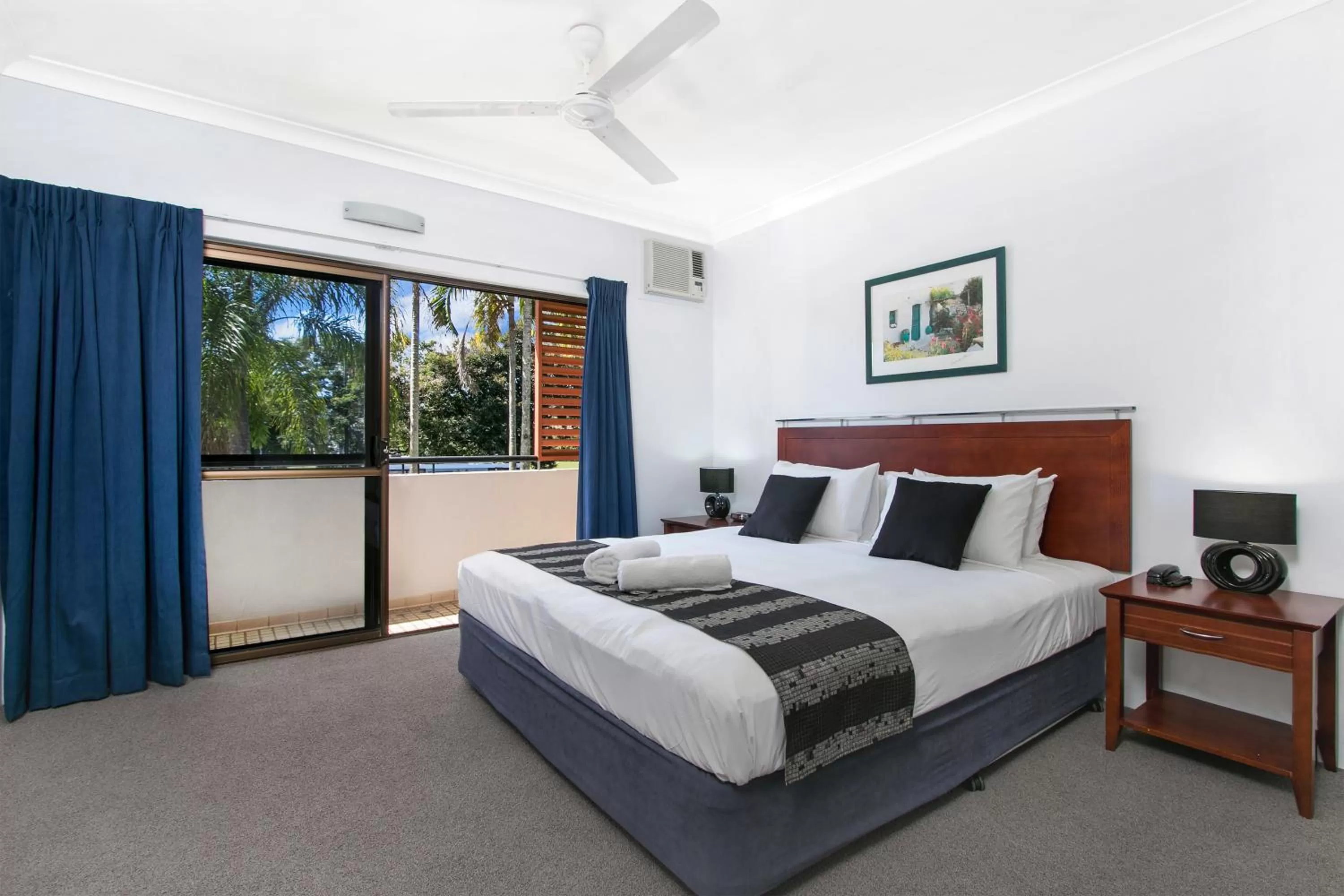 Bedroom, Bed in Cairns City Palms