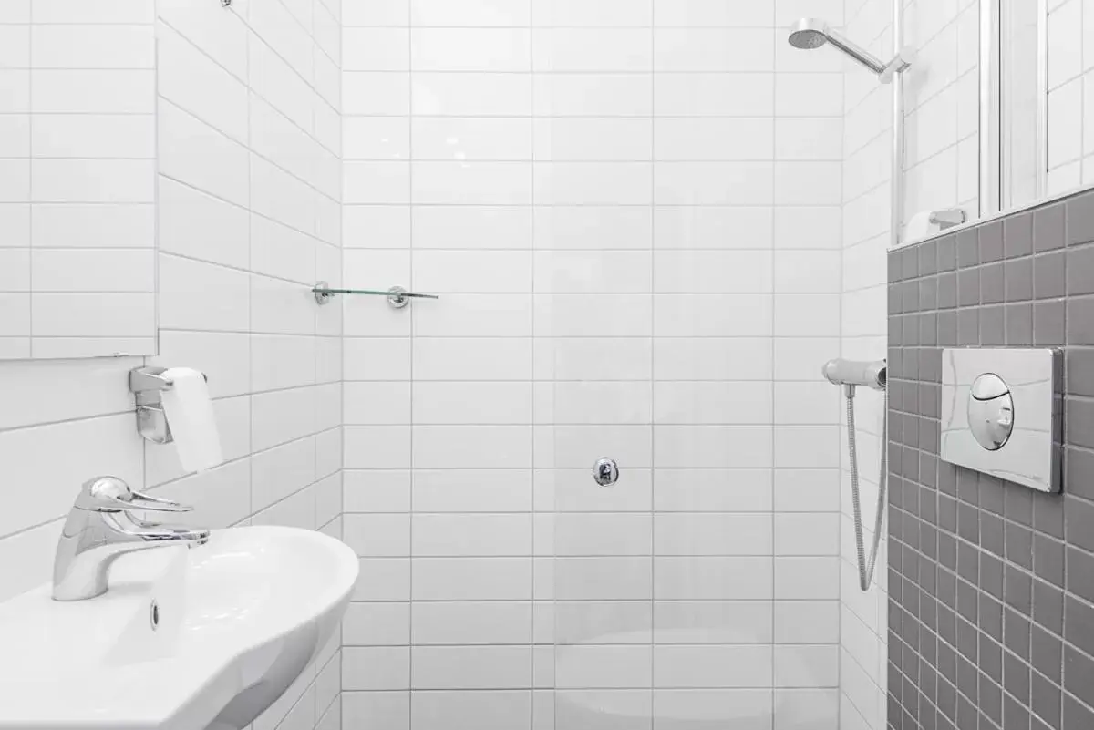 Shower, Bathroom in Quality Hotel Grand Kristianstad