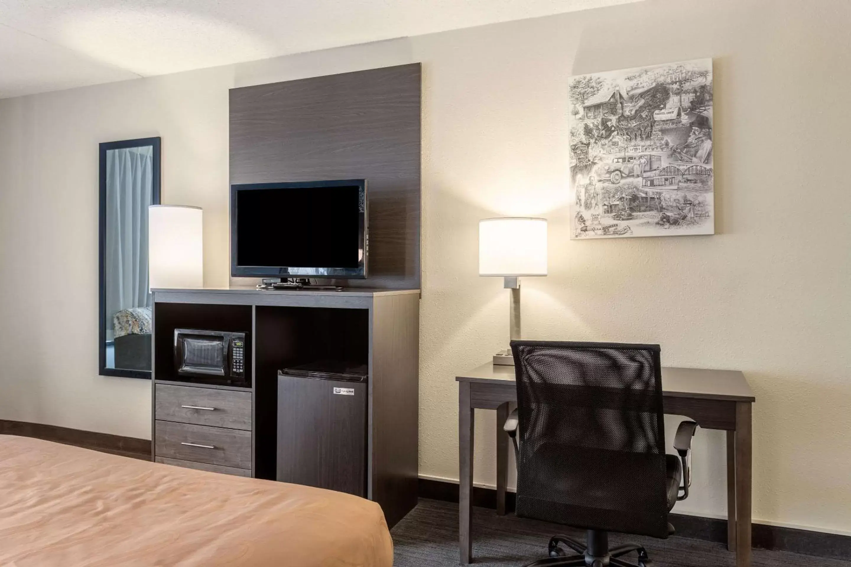 Bedroom, TV/Entertainment Center in Quality Inn Branson On the Strip