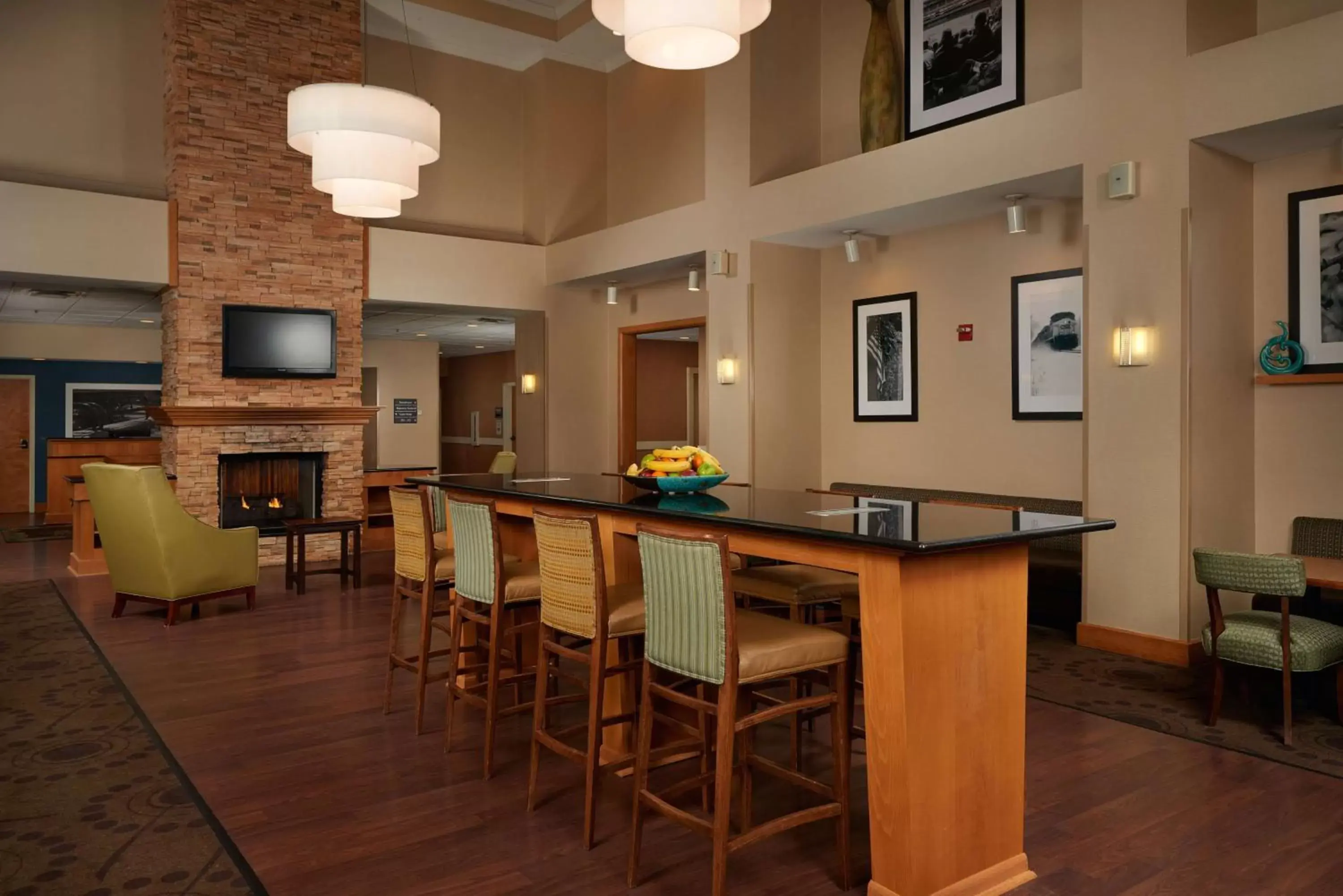 Dining area, Lounge/Bar in Hampton Inn & Suites Canton