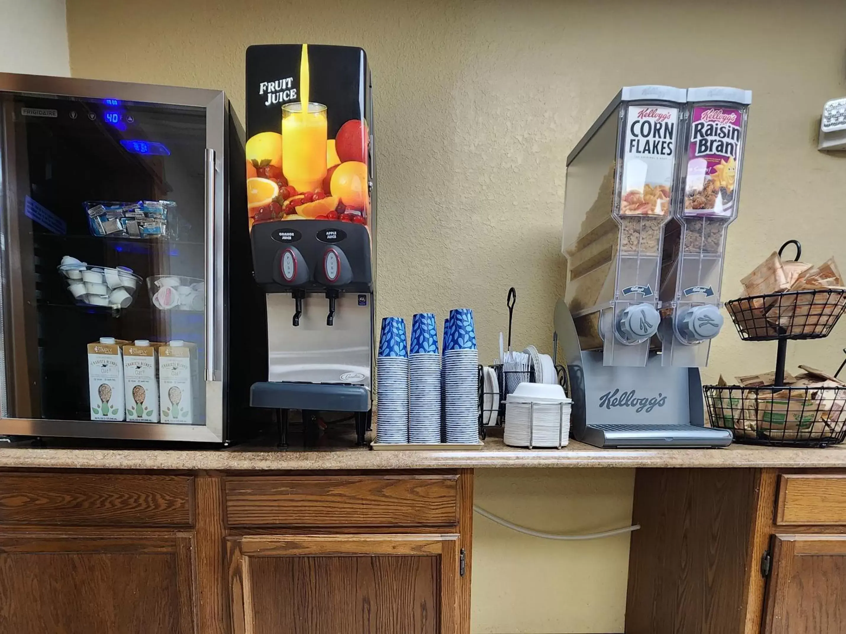 Coffee/tea facilities in Katahdin Inn & Suites