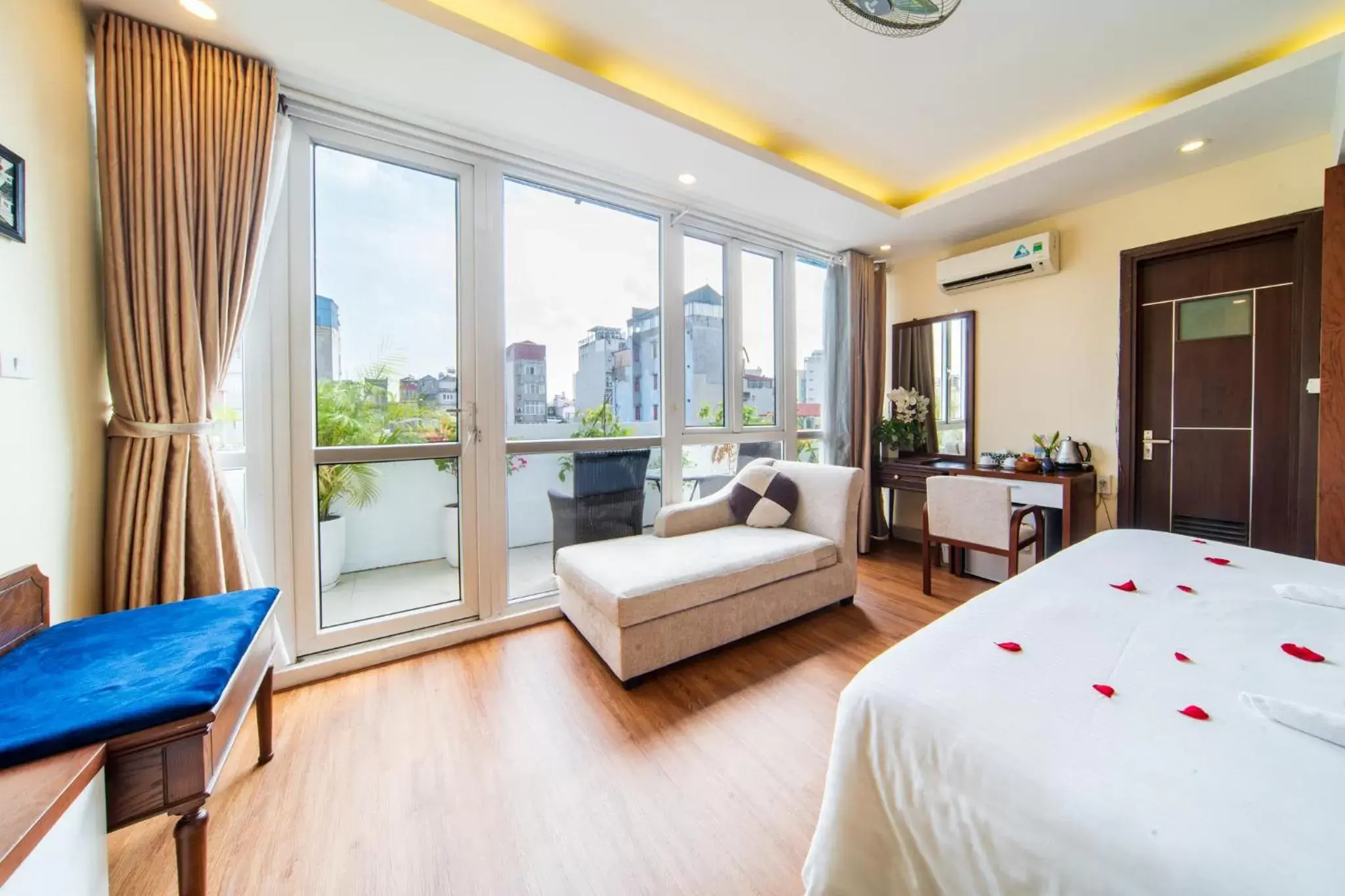 Bed, Seating Area in Golden Legend Diamond Hotel