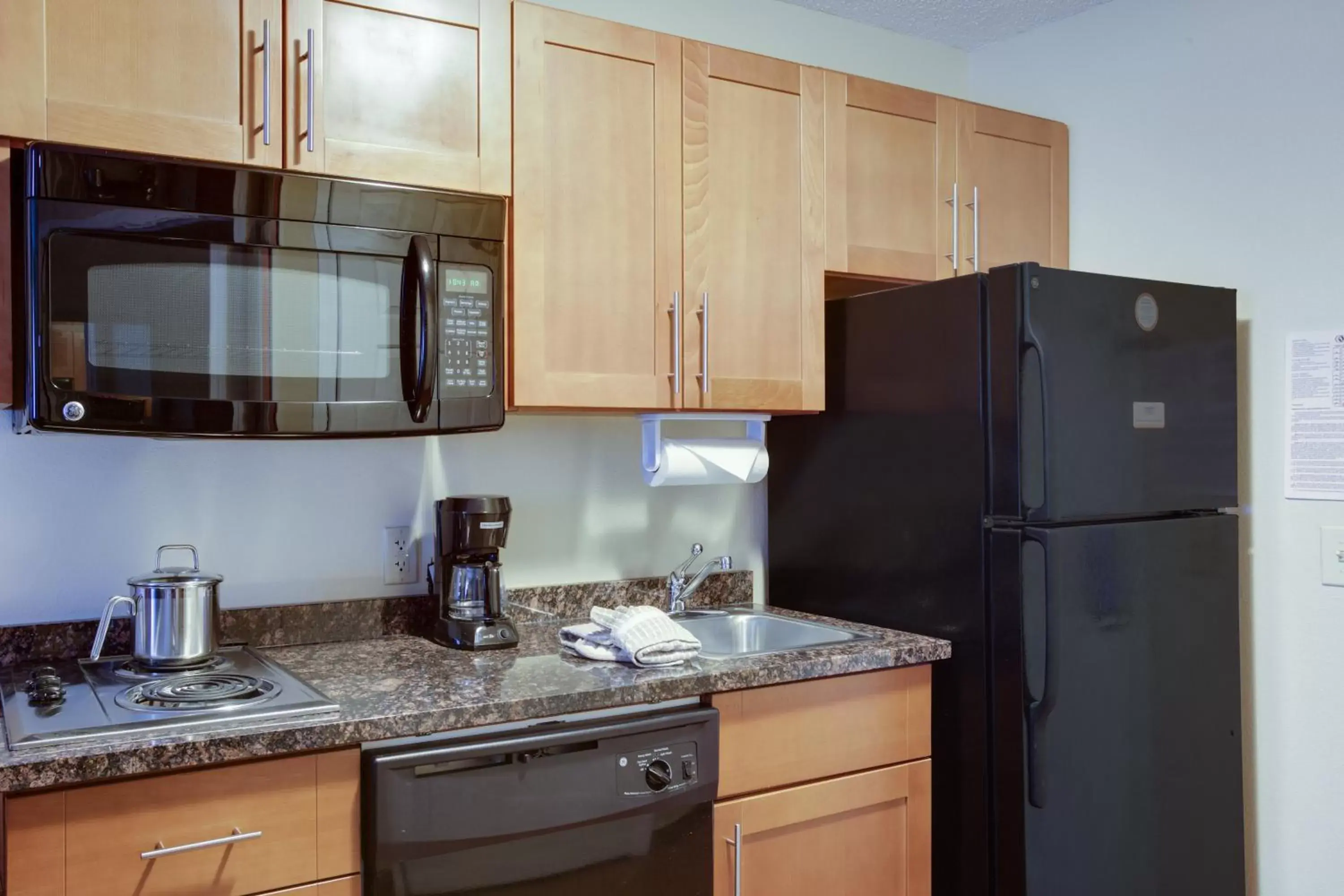 Photo of the whole room, Kitchen/Kitchenette in Candlewood Suites Richmond Airport, an IHG Hotel