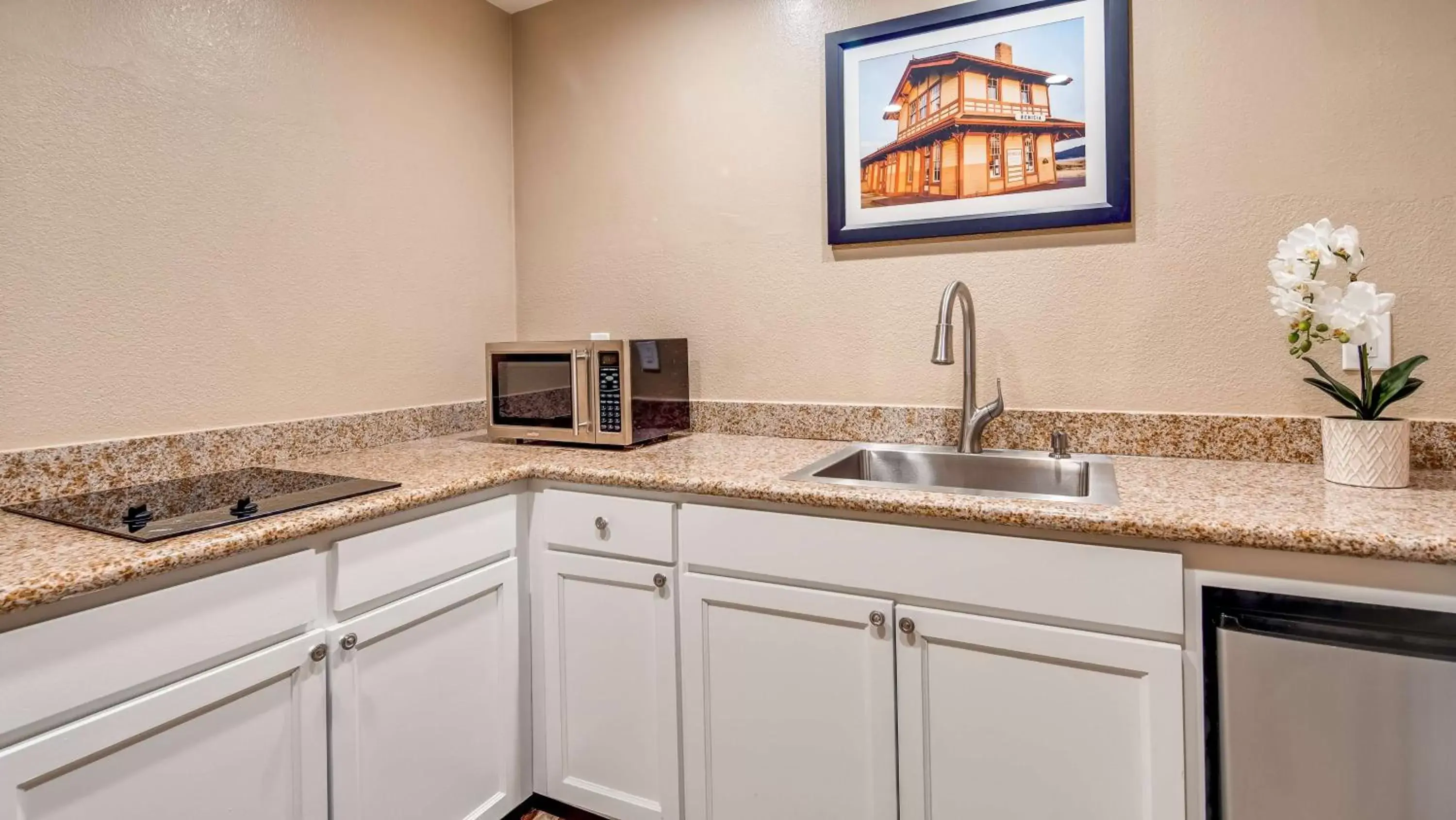 Photo of the whole room, Kitchen/Kitchenette in Best Western Plus Heritage Inn