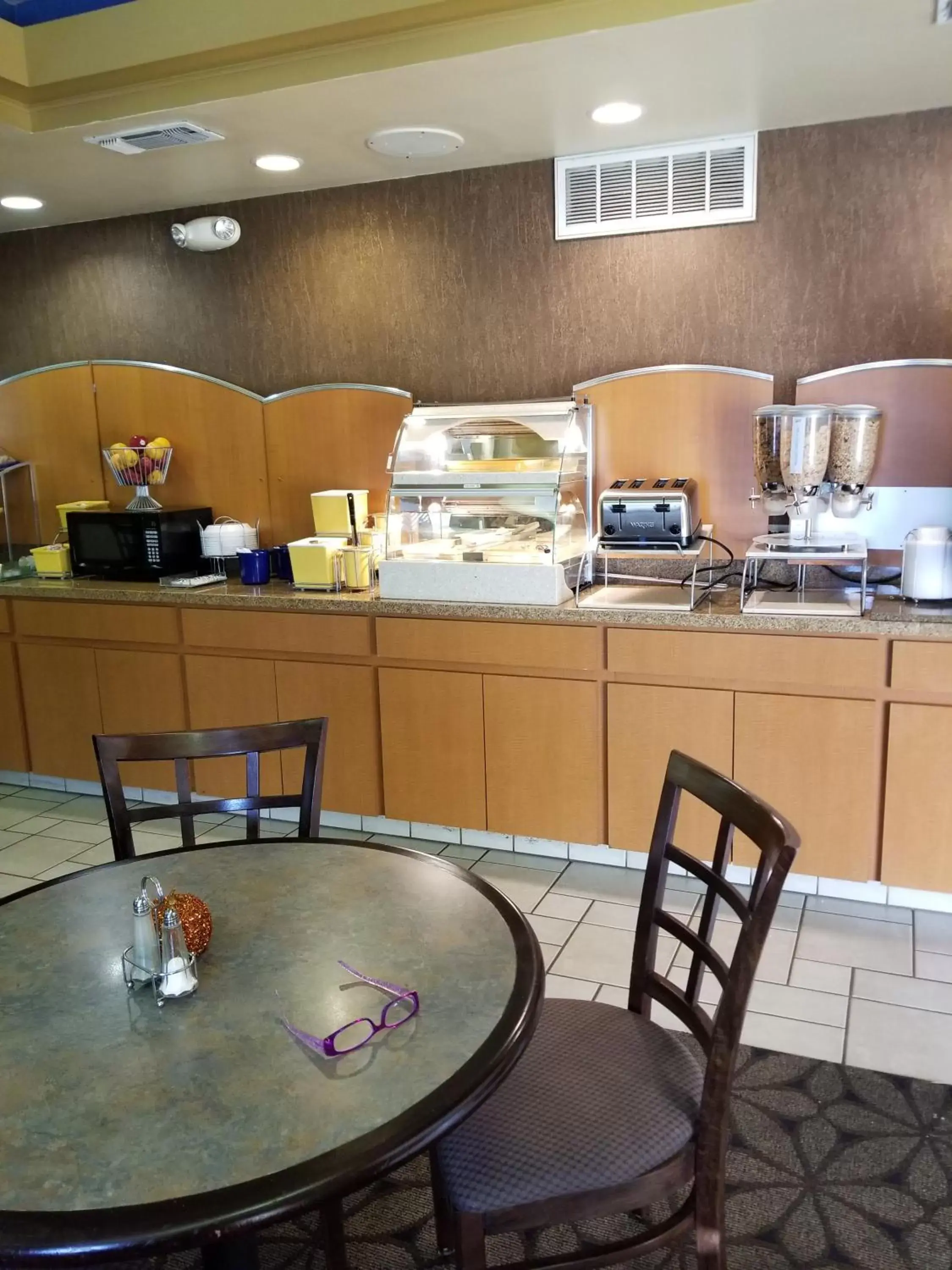 Continental breakfast, Restaurant/Places to Eat in Days Inn by Wyndham Tulsa Central