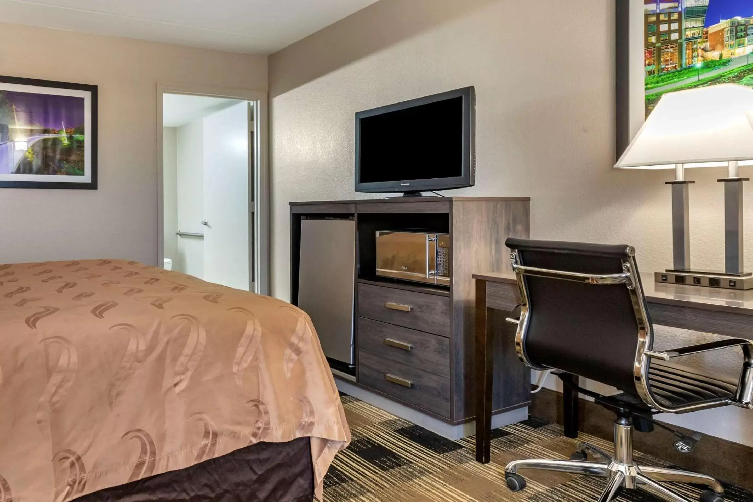 Bedroom, TV/Entertainment Center in Quality Inn South Duncan