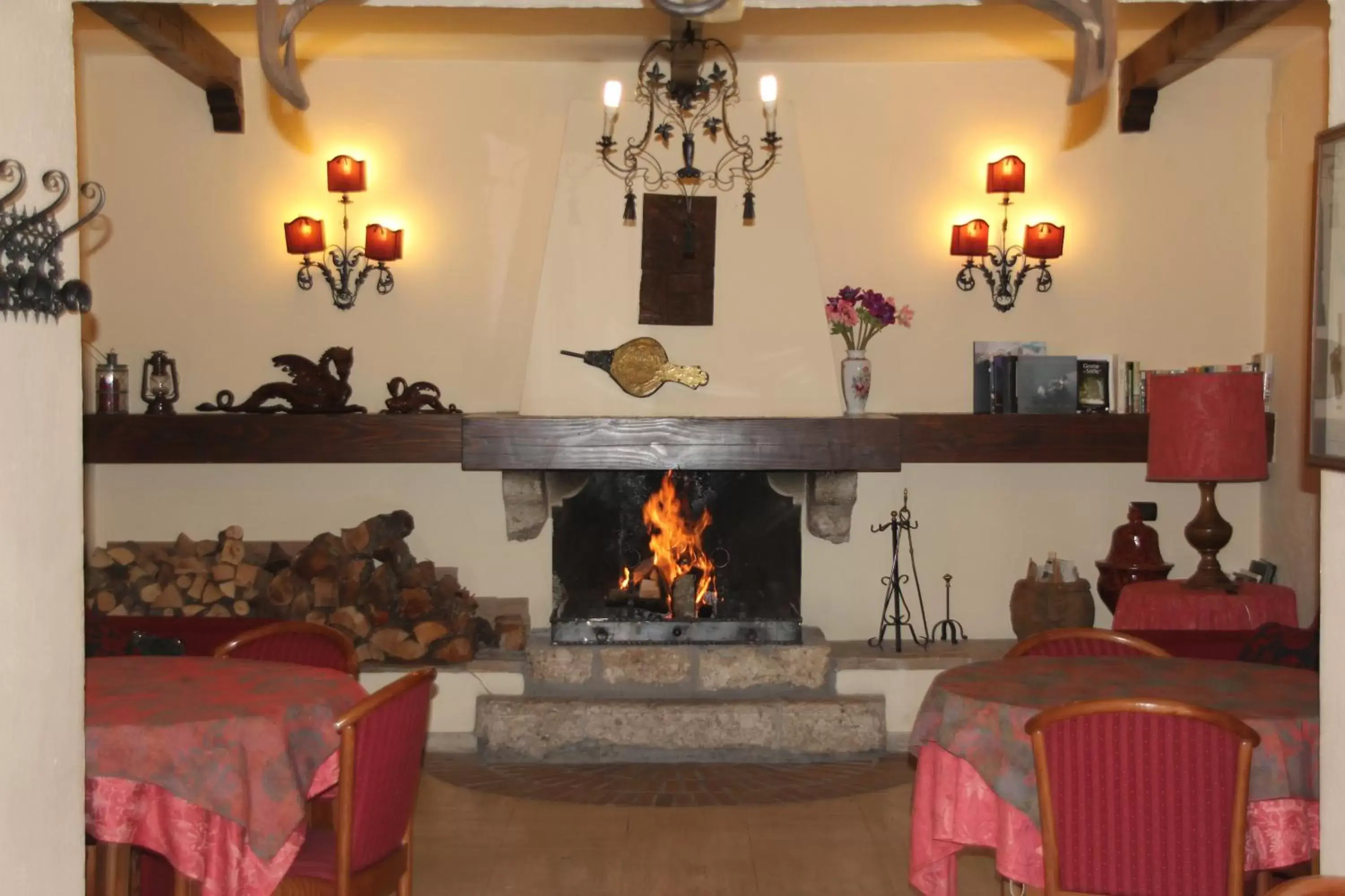 Communal lounge/ TV room, Seating Area in Hotel Alle Vecchie Arcate