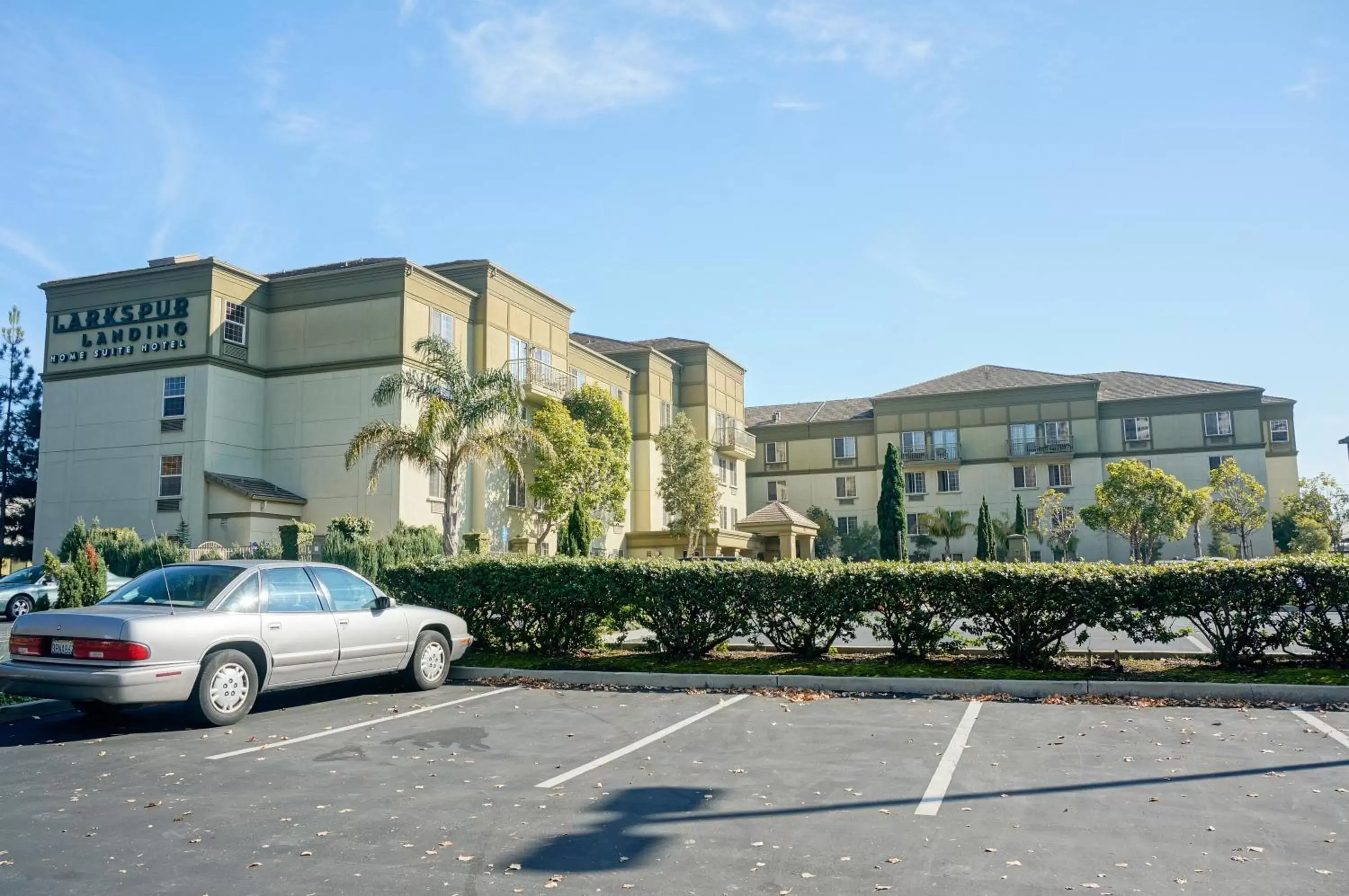 Facade/entrance, Property Building in Larkspur Landing South San Francisco-An All-Suite Hotel