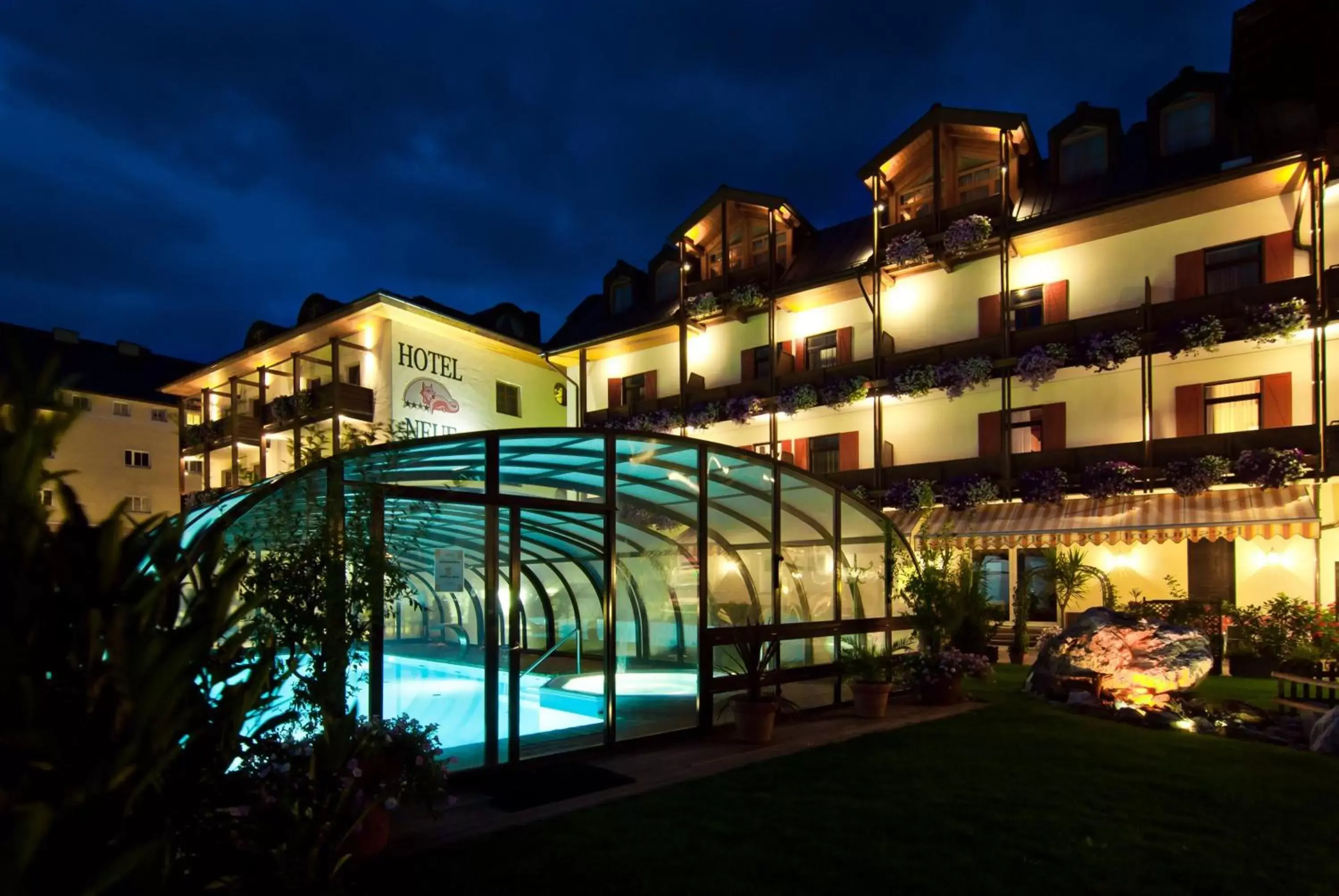 Swimming pool, Property Building in Hotel Neue Post