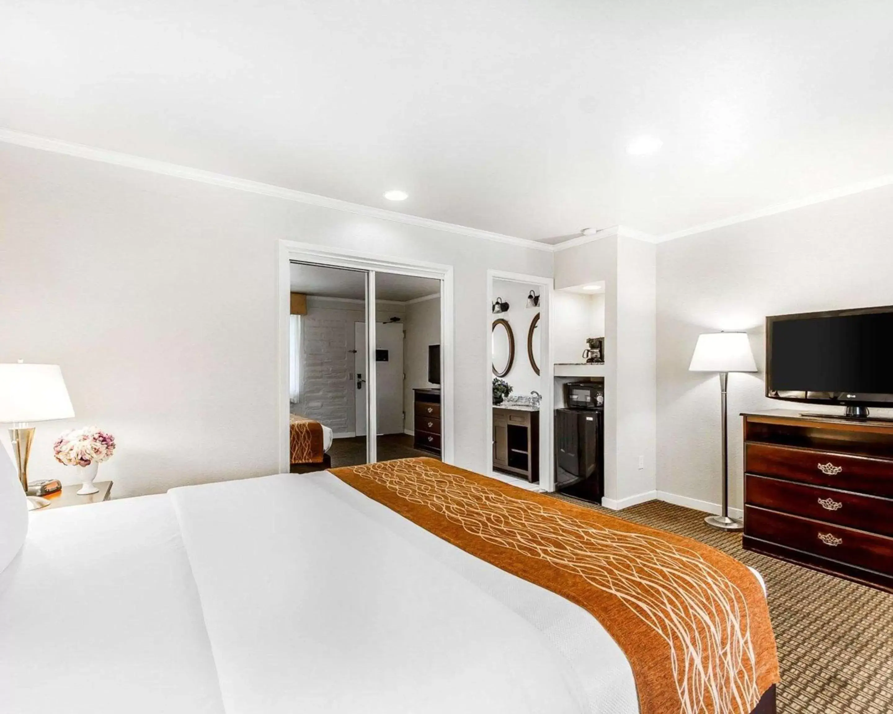 Photo of the whole room, Bed in The Inn at 1252 Monterey Photo of the whole room, Bed in The Inn at 1252 Monterey