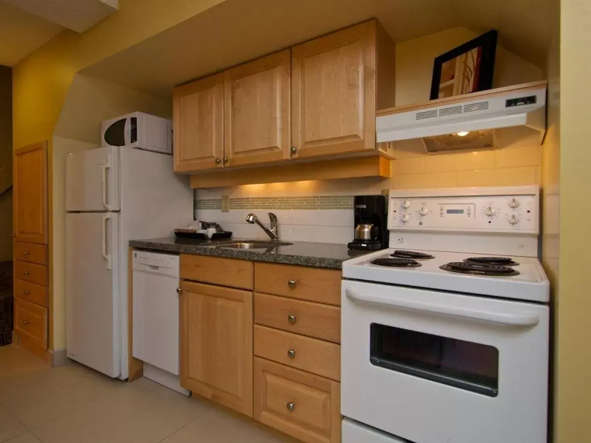 Kitchen or kitchenette, Kitchen/Kitchenette in Mountain Side Hotel Whistler by Executive