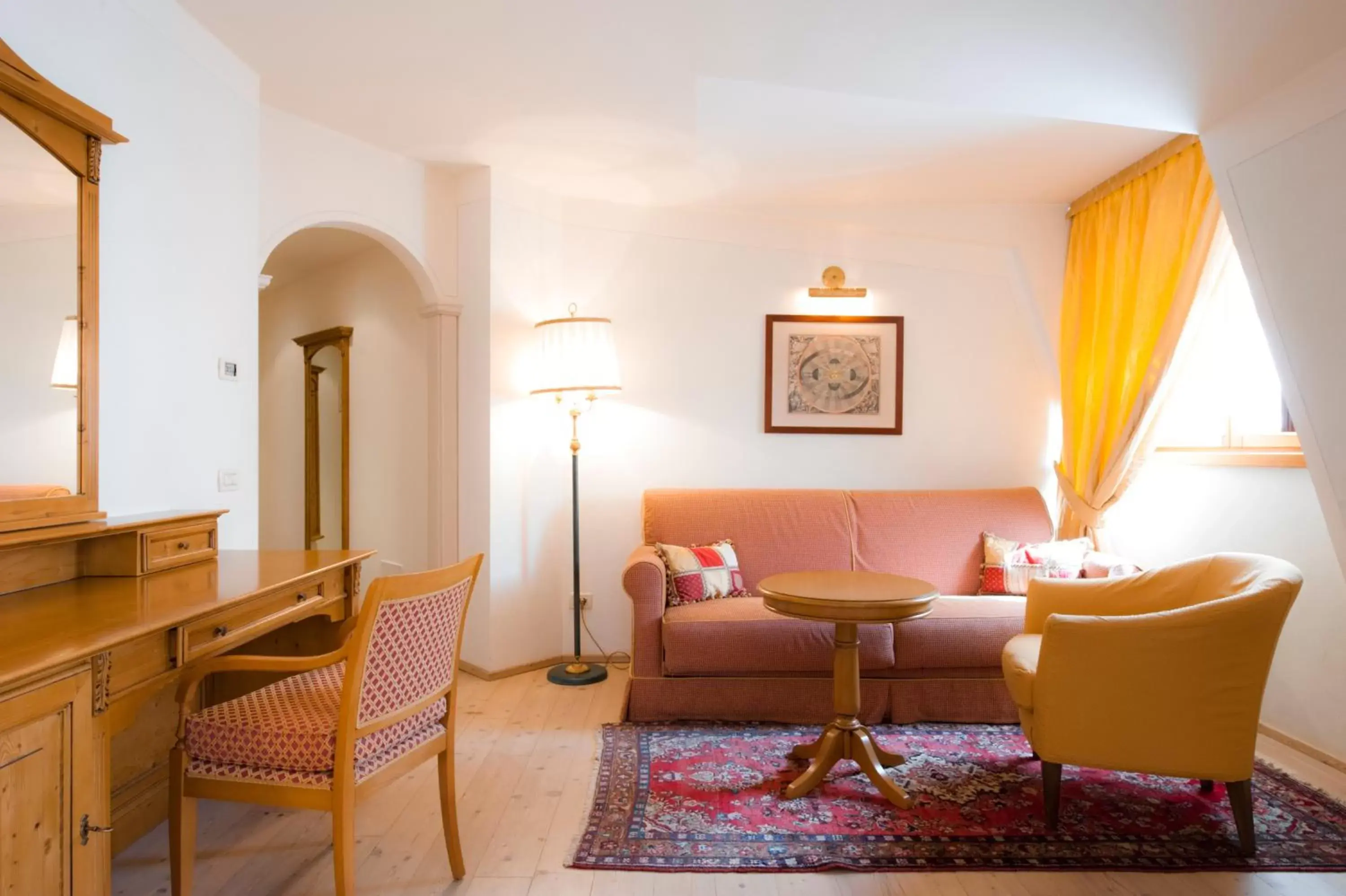 Bedroom, Seating Area in Alpen Suite Hotel