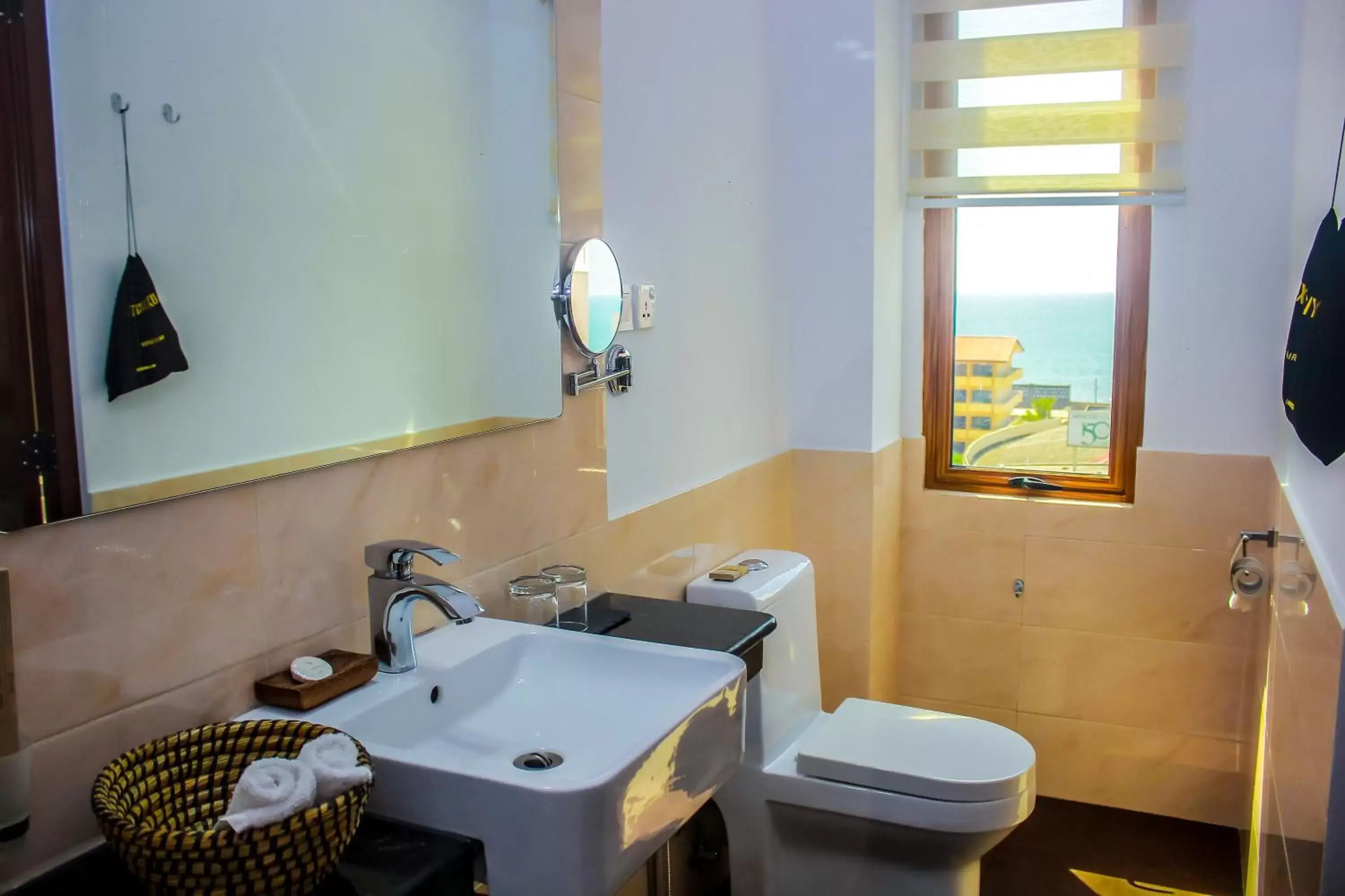 Deluxe Double or Twin Room with Ocean View in Morven Hotel Colombo Deluxe Double or Twin Room with Ocean View in Morven Hotel Colombo