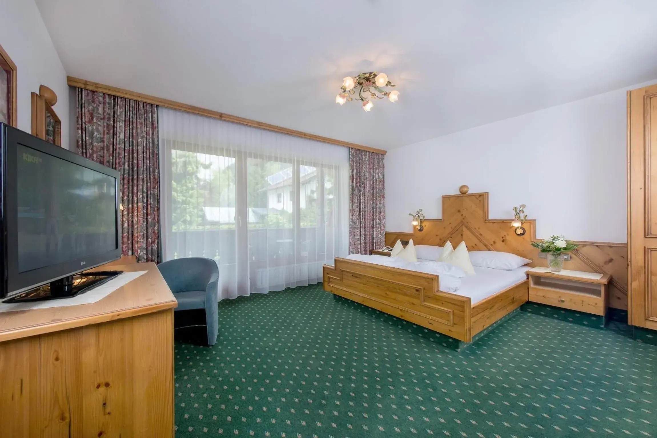 Bed, TV/Entertainment Center in Alpenpark Resort Superior