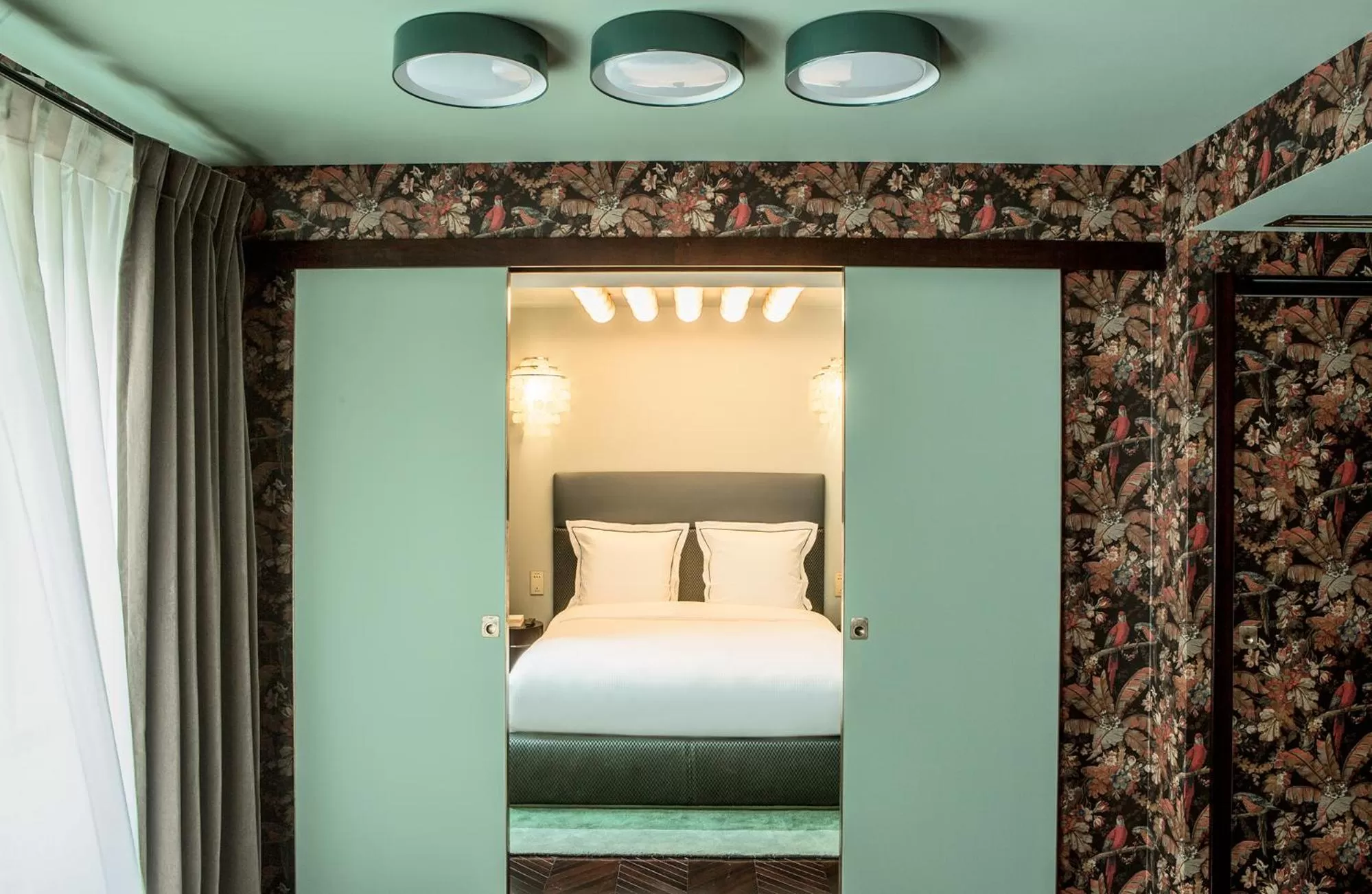 Bed in Hôtel du Rond-point des Champs-Élysées - Esprit de France