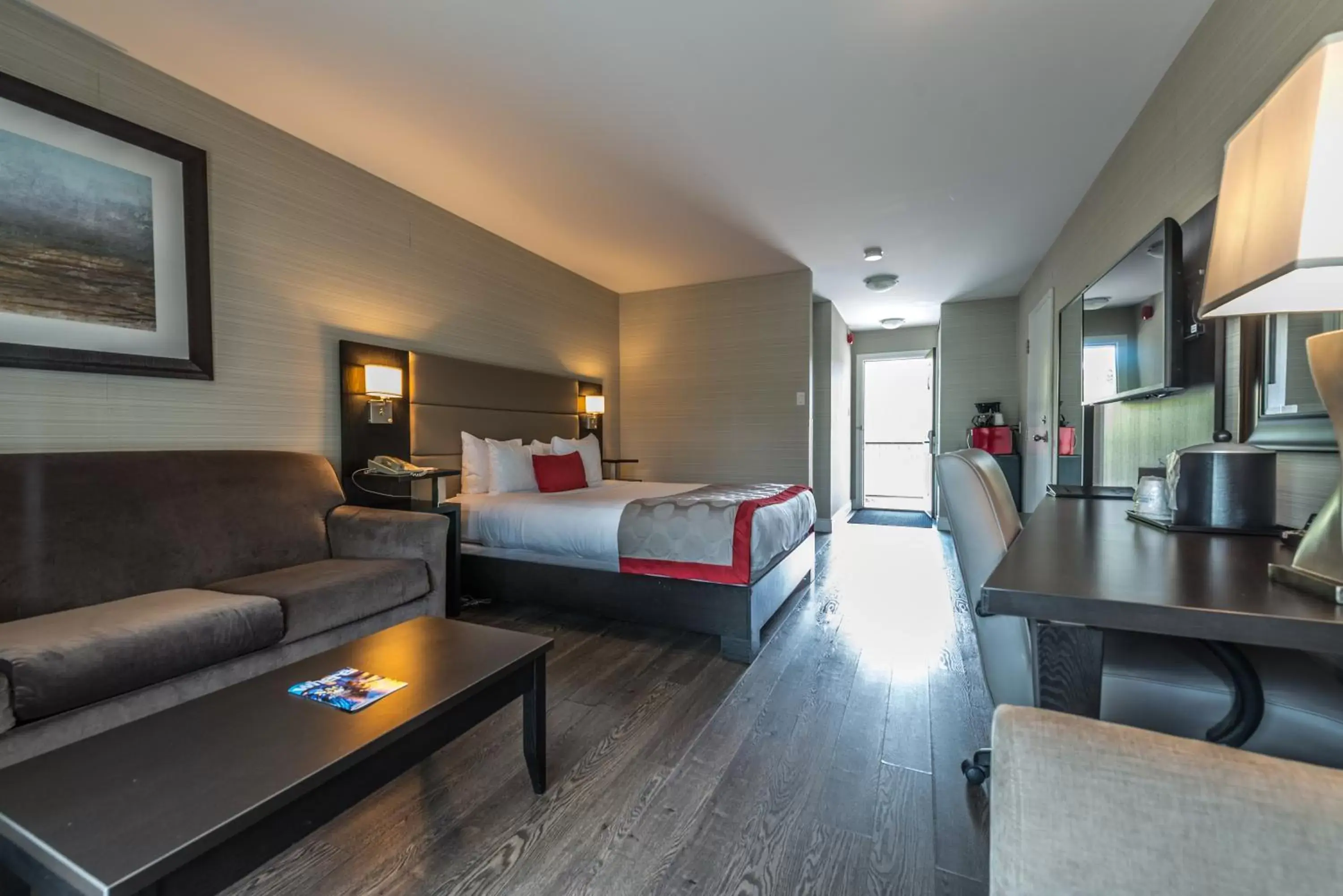 Bedroom, Seating Area in Ramada by Wyndham Ottawa On The Rideau