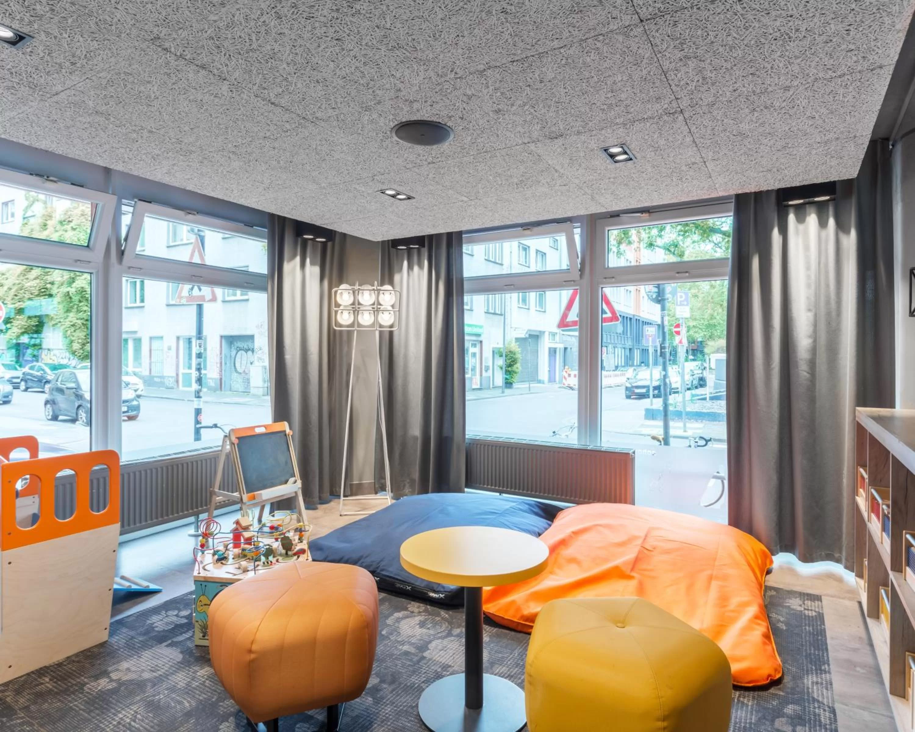 Lounge or bar in a&o Köln Neumarkt