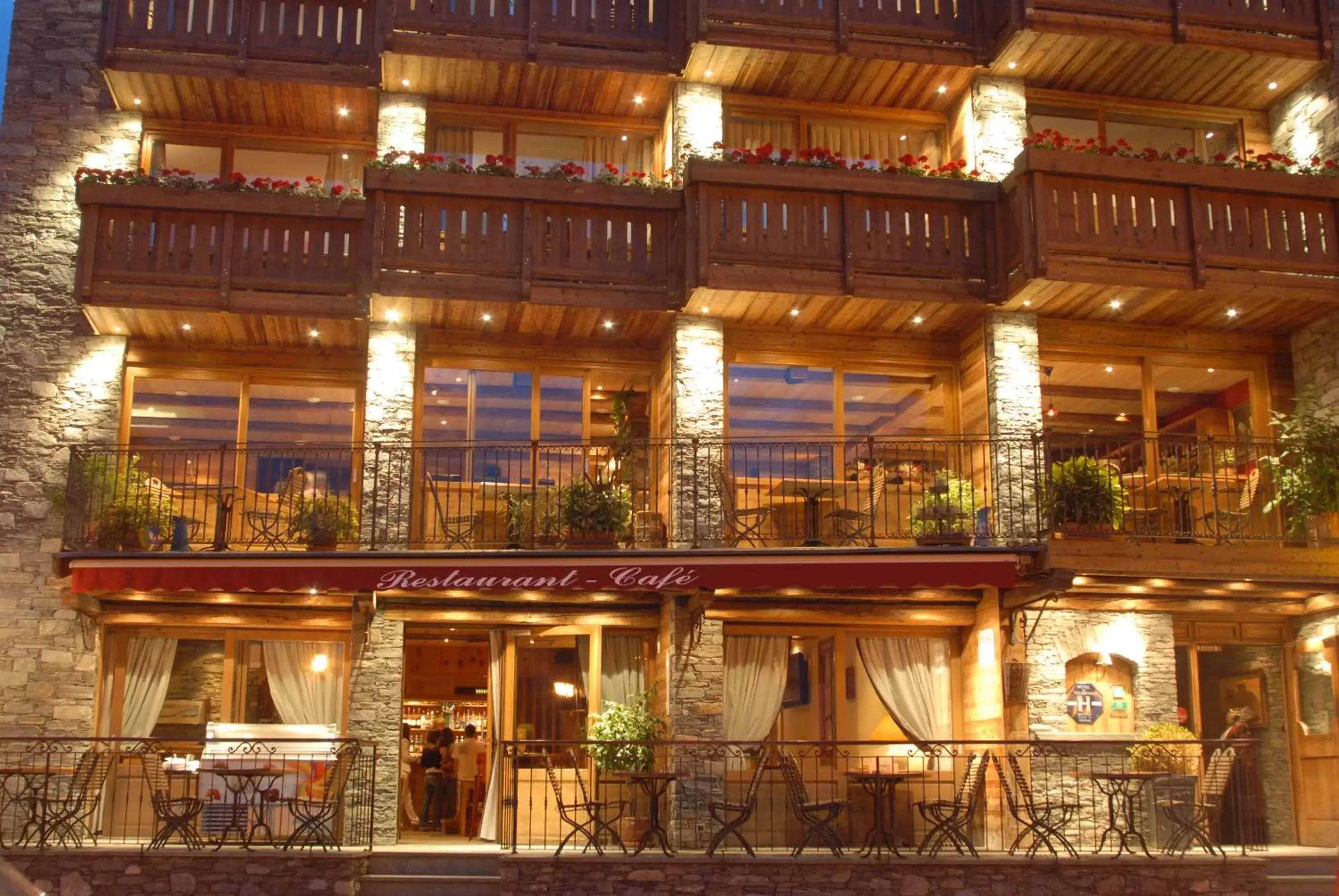Property Building in Hotel Le Monal