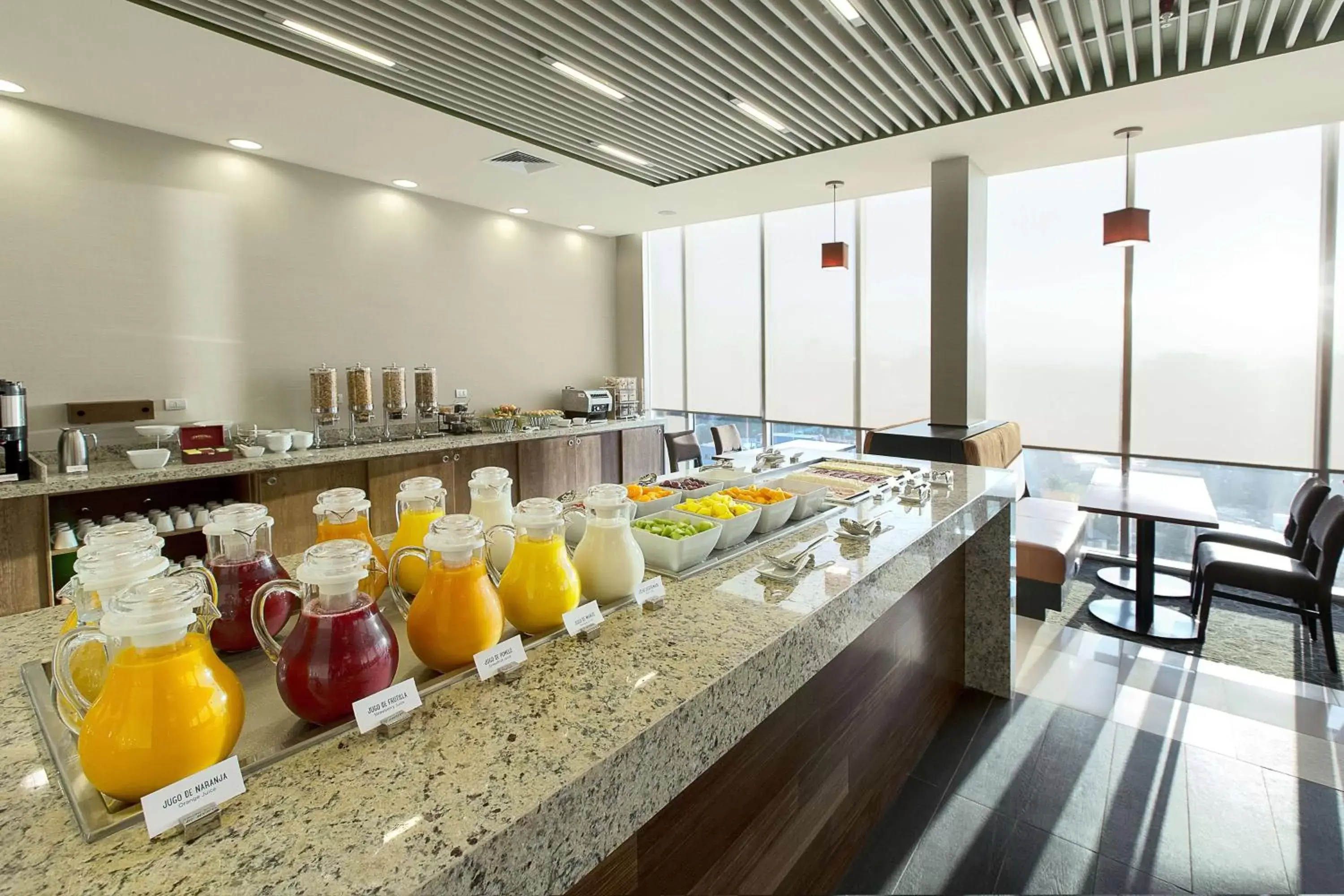 Restaurant/places to eat in Hyatt Place Santiago/Vitacura