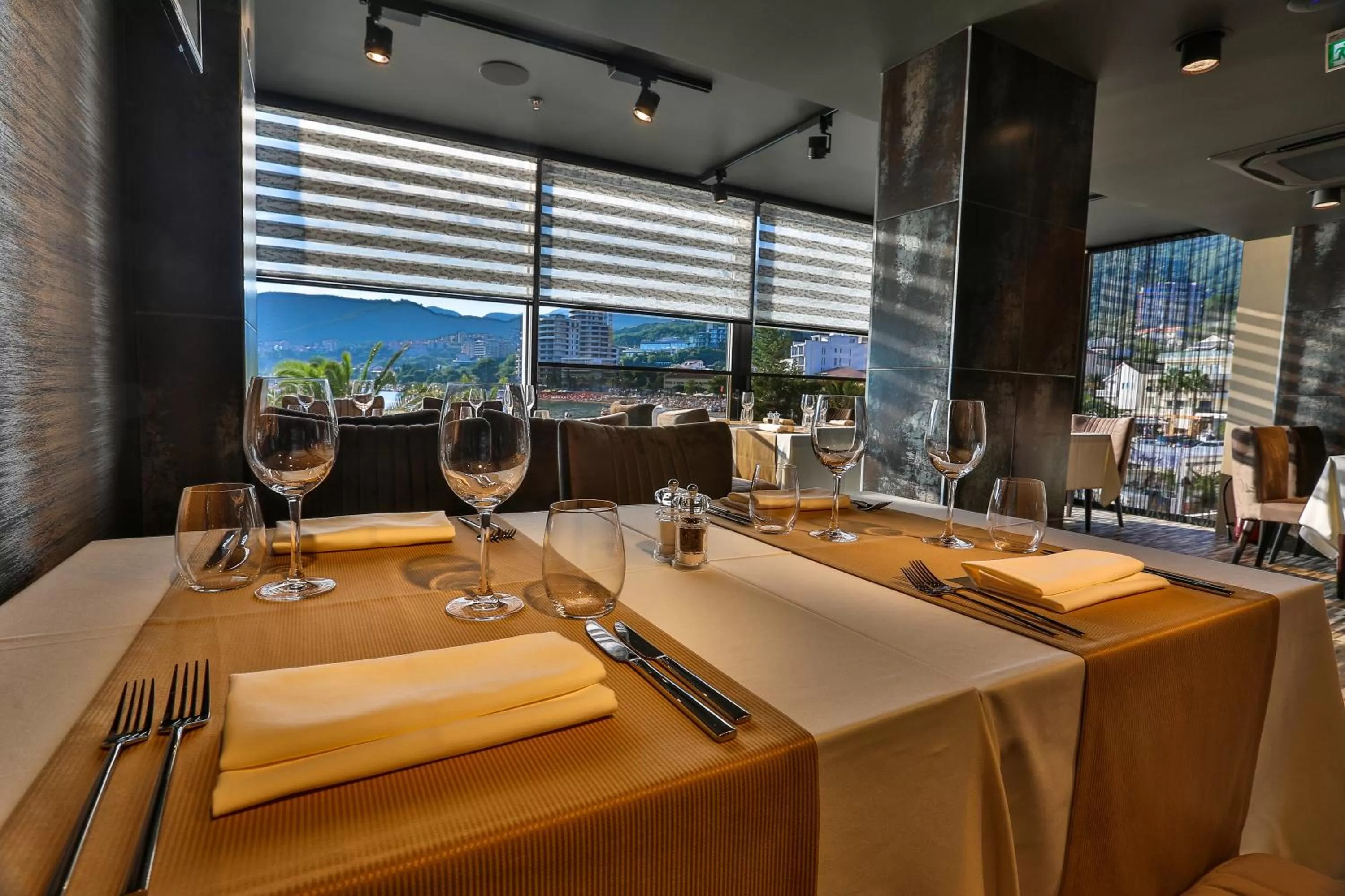 Restaurant/places to eat in Hotel Zeta