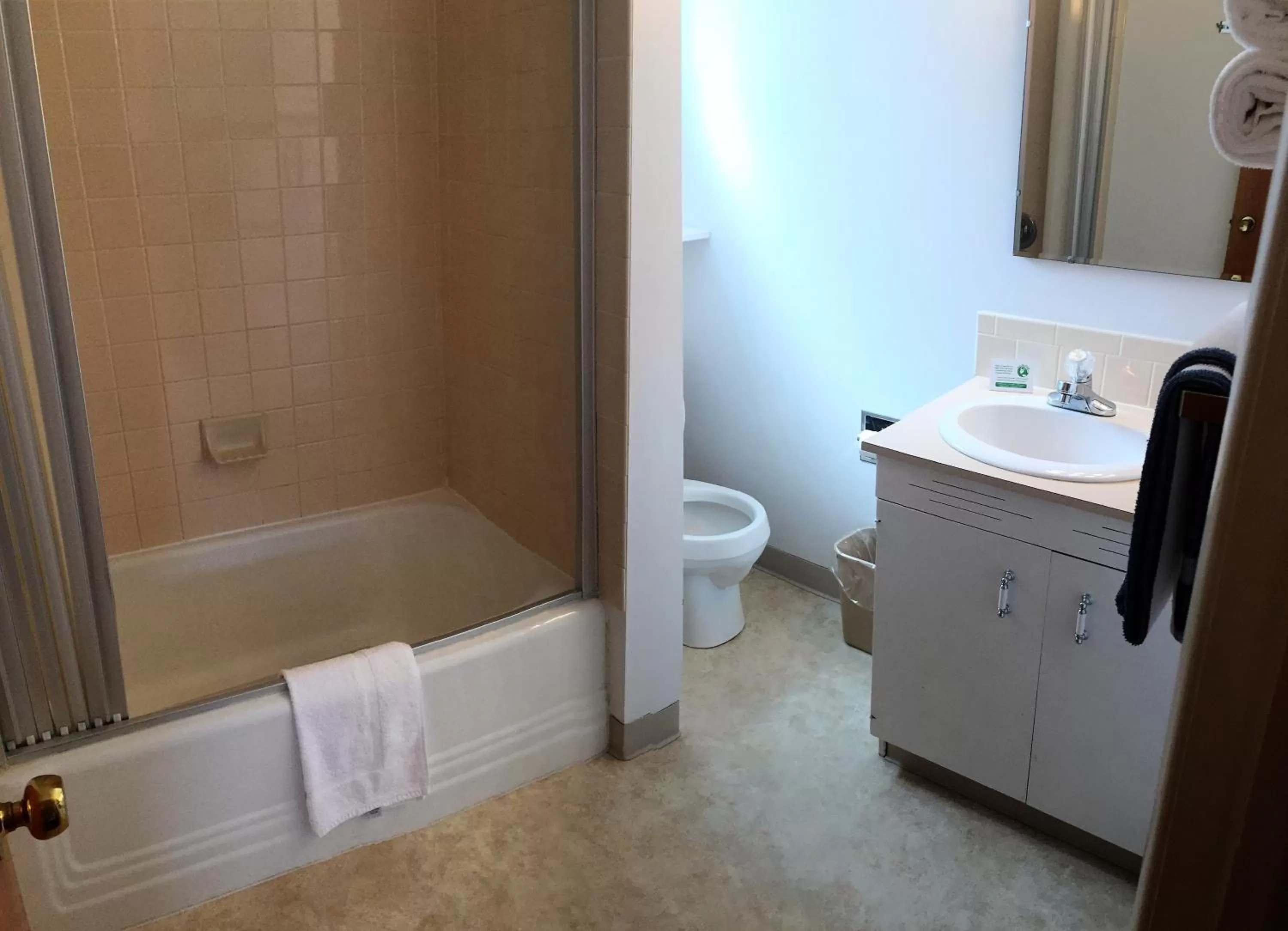 Bathroom in Cedar Motor Inn