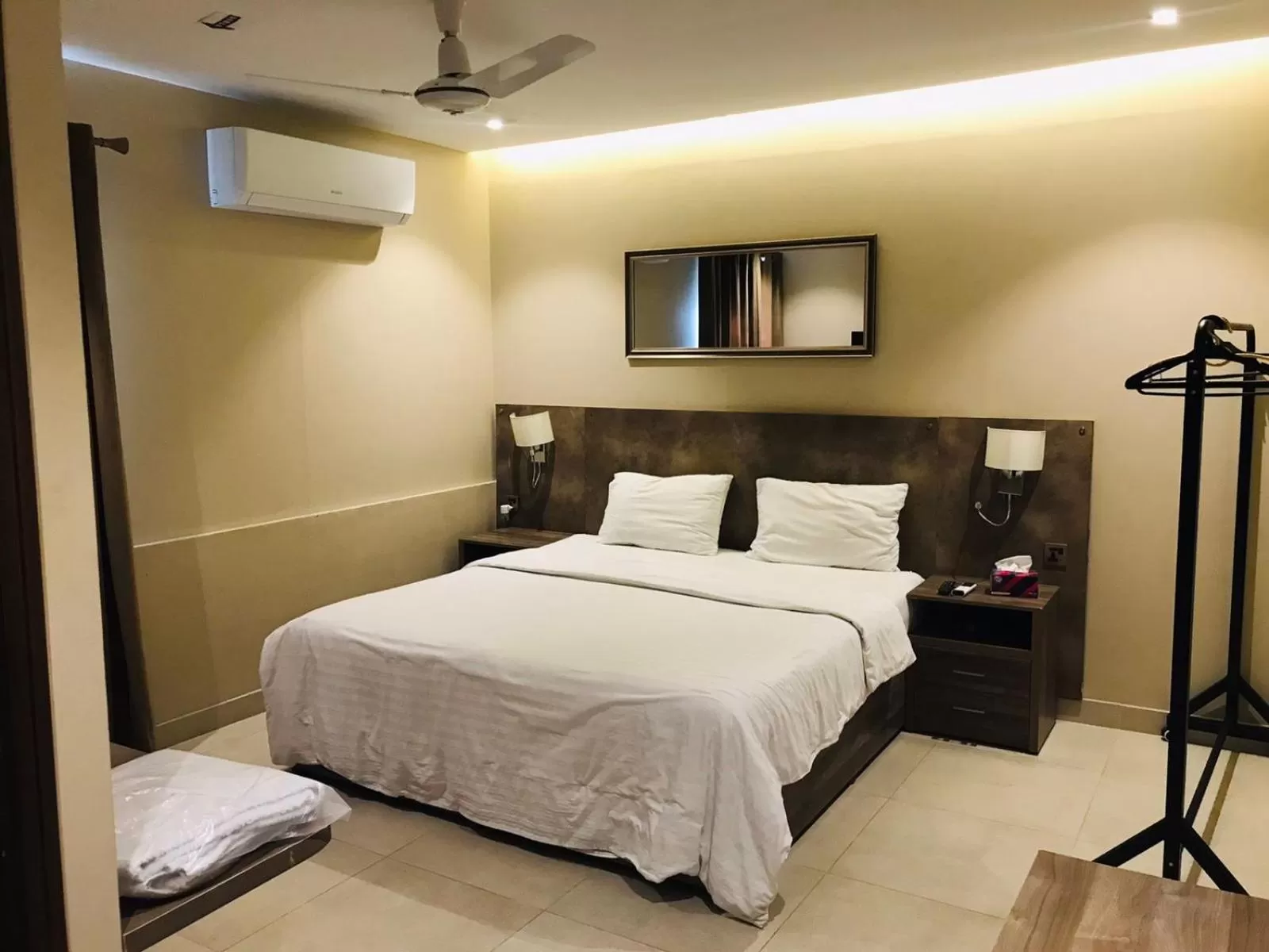 Bedroom, Bed in Hamsun Shahrah-e-Faisal